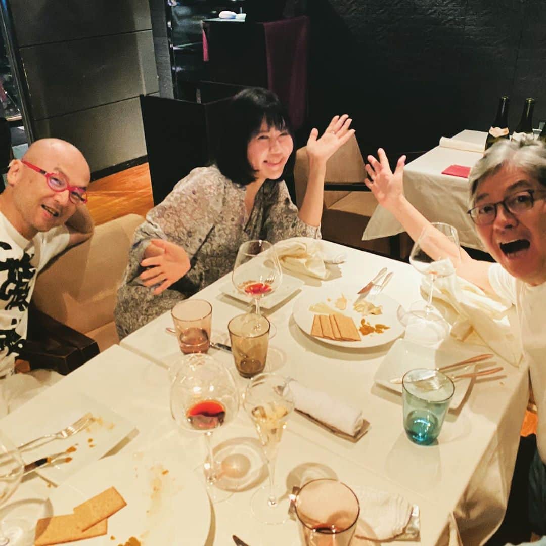 佐藤尚之のインスタグラム：「「さとなおさん、肉なら食べられるよね？」 と、松本大さんにやさしいお誘いをうけ、和田裕美さんともうお一方の4人で神戸牛。  お店は六本木トリプルR。 いやーうまかったなぁ。久しぶりに「おいしい」という回路を開いた（ずっと意識的に閉じてた）。  松本さんも和田さんもとにかく明るく、前向きで、豊か。 自分の人生への敬意を忘れかけていたボクにとって、再生の一歩となる大切な夜に。  本当にありがとうございました。  #六本木rrr」