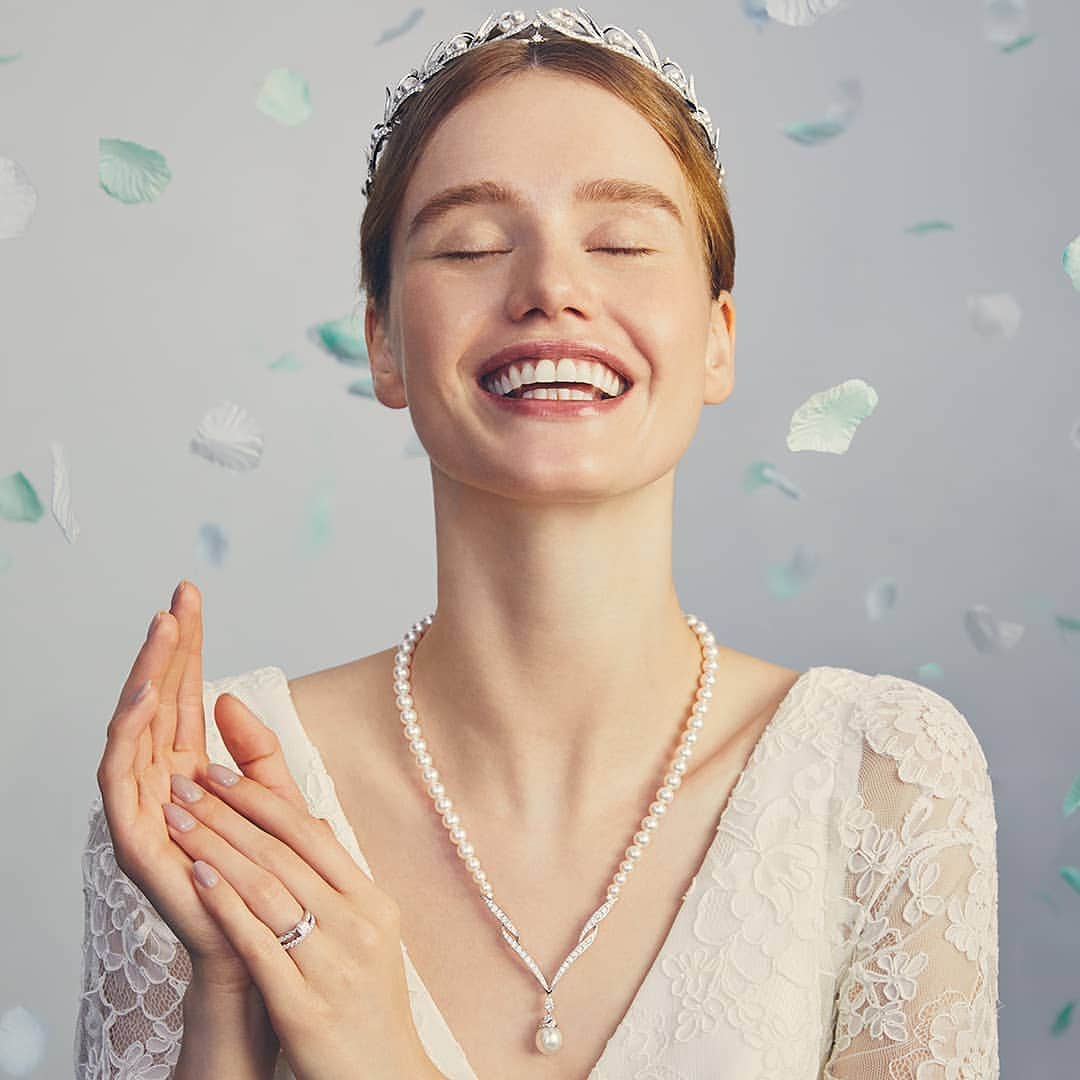 のインスタグラム：「The new ‘Amelia’ tiara and necklace. Velvety, pure white pearls and sparkling diamonds bring out the beloved bride's graceful and beguiling charm. #TASAKI #TASAKIbridal #TASAKItiara #TASAKIAmelia #TASAKIPIACERE #TASAKIdiamond #diamond #TASAKIpearl #pearl #tiara #necklace #bridalring #engagementring #weddingband #marriagering ​#wedding #bridal」