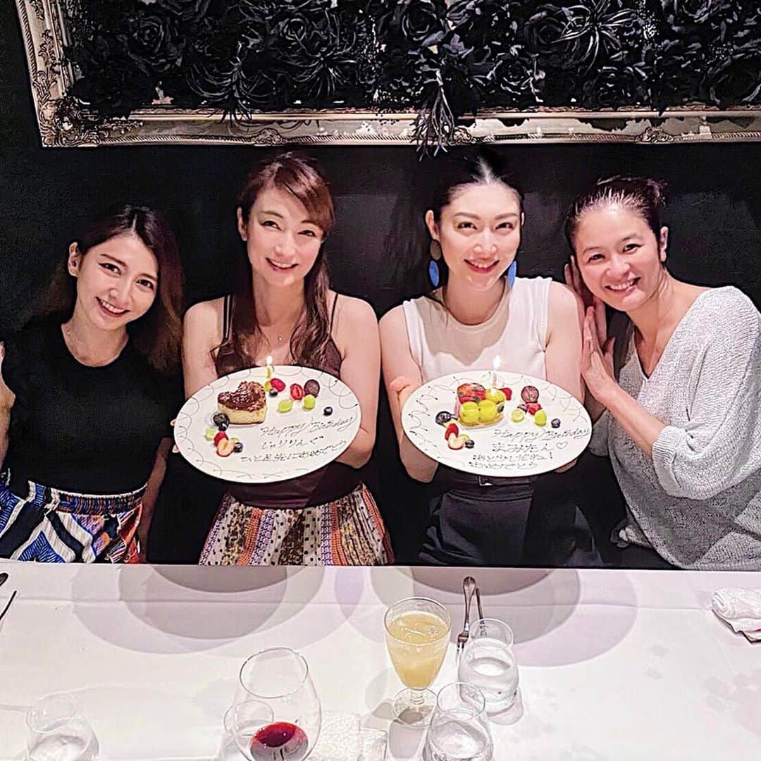 櫻井麻美のインスタグラム：「絶品フレンチがいただける釜津田さんで贅沢ランチしました🍽 ・ 大人女子ウケ抜群のベリーニで乾杯🥂お料理はディナーに引けを取らない豪華さでした✨ ・ 我々熟女になると、もう話の内容が全く聞かせられない🙈かつての可愛いガールズトークなんてものじゃない💨笑 ・ いつも素敵なサプライズをしてくれるさっちぃ、ありがとう❣️ ・ ・ @kamatsudafrench  釜津田 〒106-0045 東京都港区麻布十番2-14-4 エタニティー麻布十番 B1F ℡ 03-6453-7353 ・ ・ #麻布十番グルメ  #麻布十番フレンチ #絶品フレンチ  #フレンチレストラン  #釜津田  #女子会 #贅沢ランチ #麻布十番ランチ #熟女 #アラフォー #ガールズトーク #サプライズ」