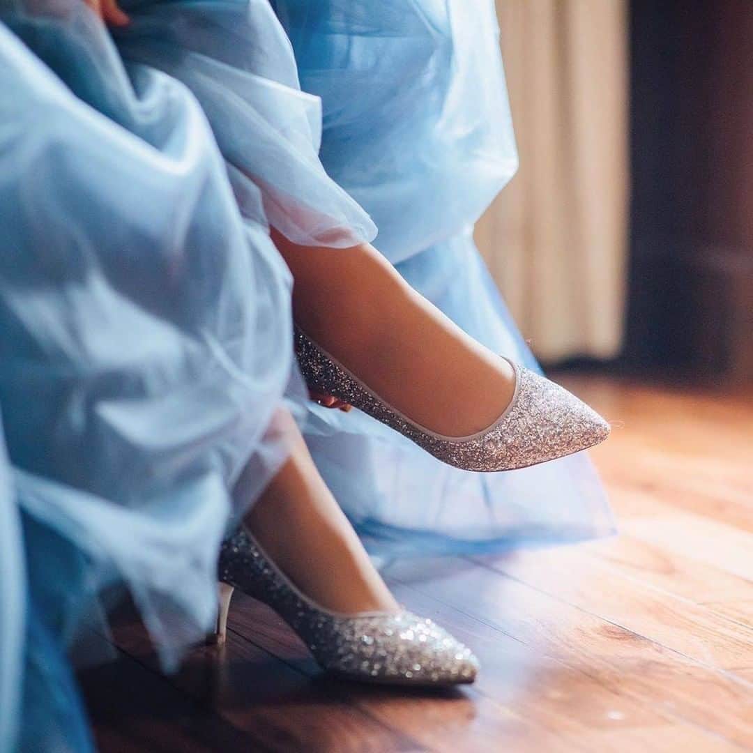ゼクシィさんのインスタグラム写真 - (ゼクシィInstagram)「【まるでプリンセス👸ブルードレスでロマンチック前撮りフォト💕】 . #ゼクシィ2020 のハッシュタグをつけて投稿頂いた中から 思わず目に留まった先輩花嫁さんの前撮りフォトをご紹介📸 ポージングやスタイリングなど参考になった時は 右下のしおりマークで保存してくださいね🔖 . 新婦お気に入りのプリンセスラインのダスティブルードレス👗 シルバーのグリッターシューズを合わせて👠💕 . キュッと高い位置でまとめられたお団子ヘアにティアラをON❣️ チャペルでのカラードレス撮影もすてきですね😍 . @_cinmlla さま . +♥+:;;;:+♥+:;;;:+♥+:;;;:+♥+:;;;:+♥+:;;;:+♥ . プロポーズから結婚式まで素敵なお写真募集中📸 . ゼクシィ公式アカウントでお写真を紹介してみませんか？ 【#ゼクシィ2020】 を付けて投稿してください💌 . +♥+:;;;:+♥+:;;;:+♥+:;;;:+♥+:;;;:+♥+:;;;:+♥ . ▼公式アプリもCHECKしてね ゼクシィアプリはURLから🙌 @zexyrecruit  #ウェディングドレス#カラードレス#お色直し#ドレス迷子#グリッターシューズ _ #ブライダルシューズ#ウェディングシューズ#ブライダルヘア#ブライダルヘアアクセ#お団子ヘア#ヘッドパーツ#ブルードレス#卒花レポ#卒花嫁 _ #全国のプレ花嫁さんと繋がりたい#日本中のプレ花嫁さんと繋がりたい#ブライダルヘア#ヘアアレンジ#挙式ヘア#お色直しヘア#ブライダルヘアメイク#2020冬婚#2020秋婚#2021夏婚 _ #2021春婚#ゼクシィ#ちーむゼクシィ#幸せが動きだしたらゼクシィ」9月29日 18時00分 - zexyrecruit