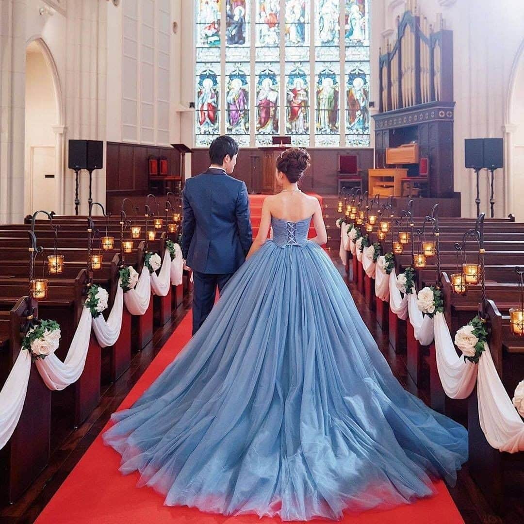 ゼクシィさんのインスタグラム写真 - (ゼクシィInstagram)「【まるでプリンセス👸ブルードレスでロマンチック前撮りフォト💕】 . #ゼクシィ2020 のハッシュタグをつけて投稿頂いた中から 思わず目に留まった先輩花嫁さんの前撮りフォトをご紹介📸 ポージングやスタイリングなど参考になった時は 右下のしおりマークで保存してくださいね🔖 . 新婦お気に入りのプリンセスラインのダスティブルードレス👗 シルバーのグリッターシューズを合わせて👠💕 . キュッと高い位置でまとめられたお団子ヘアにティアラをON❣️ チャペルでのカラードレス撮影もすてきですね😍 . @_cinmlla さま . +♥+:;;;:+♥+:;;;:+♥+:;;;:+♥+:;;;:+♥+:;;;:+♥ . プロポーズから結婚式まで素敵なお写真募集中📸 . ゼクシィ公式アカウントでお写真を紹介してみませんか？ 【#ゼクシィ2020】 を付けて投稿してください💌 . +♥+:;;;:+♥+:;;;:+♥+:;;;:+♥+:;;;:+♥+:;;;:+♥ . ▼公式アプリもCHECKしてね ゼクシィアプリはURLから🙌 @zexyrecruit  #ウェディングドレス#カラードレス#お色直し#ドレス迷子#グリッターシューズ _ #ブライダルシューズ#ウェディングシューズ#ブライダルヘア#ブライダルヘアアクセ#お団子ヘア#ヘッドパーツ#ブルードレス#卒花レポ#卒花嫁 _ #全国のプレ花嫁さんと繋がりたい#日本中のプレ花嫁さんと繋がりたい#ブライダルヘア#ヘアアレンジ#挙式ヘア#お色直しヘア#ブライダルヘアメイク#2020冬婚#2020秋婚#2021夏婚 _ #2021春婚#ゼクシィ#ちーむゼクシィ#幸せが動きだしたらゼクシィ」9月29日 18時00分 - zexyrecruit