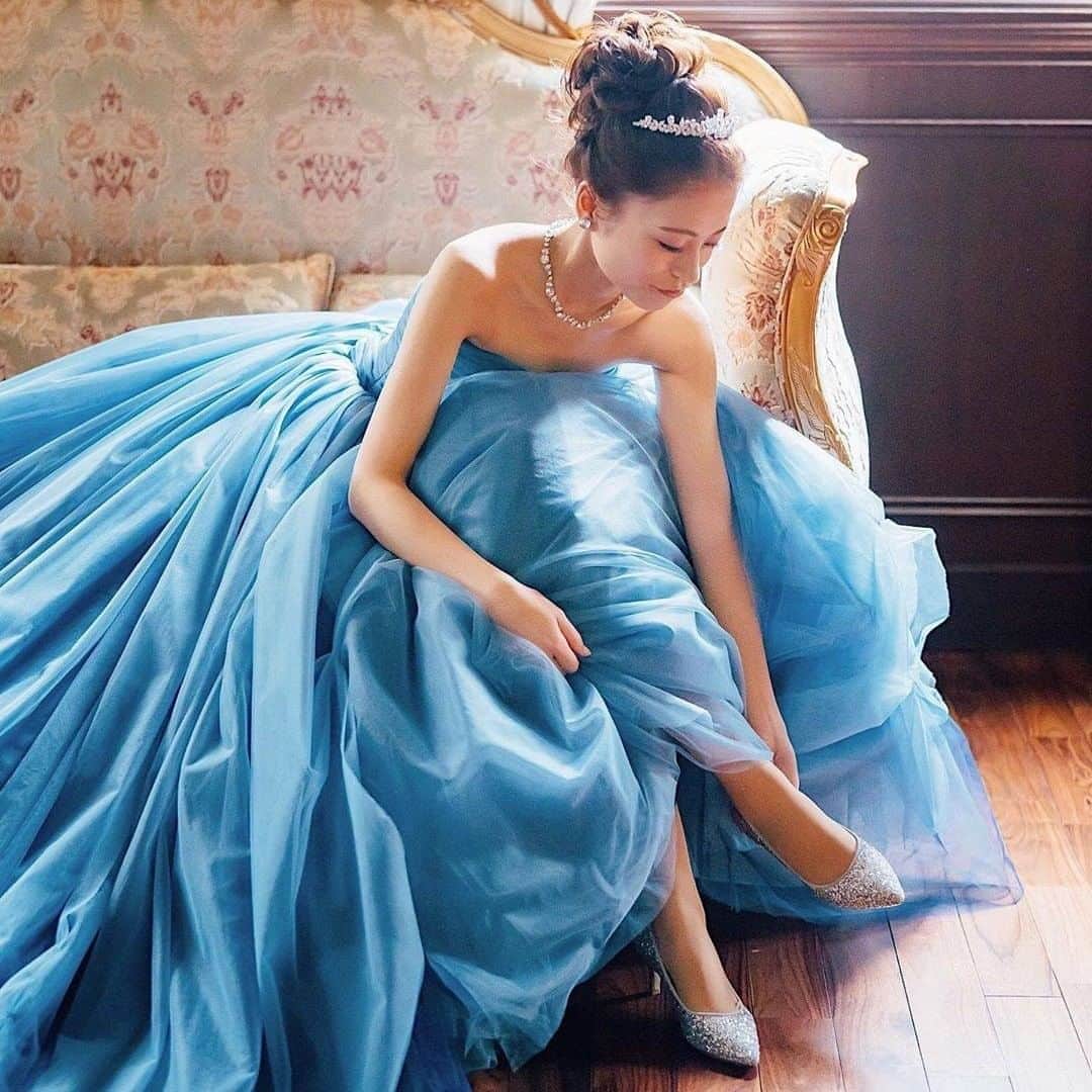 ゼクシィさんのインスタグラム写真 - (ゼクシィInstagram)「【まるでプリンセス👸ブルードレスでロマンチック前撮りフォト💕】 . #ゼクシィ2020 のハッシュタグをつけて投稿頂いた中から 思わず目に留まった先輩花嫁さんの前撮りフォトをご紹介📸 ポージングやスタイリングなど参考になった時は 右下のしおりマークで保存してくださいね🔖 . 新婦お気に入りのプリンセスラインのダスティブルードレス👗 シルバーのグリッターシューズを合わせて👠💕 . キュッと高い位置でまとめられたお団子ヘアにティアラをON❣️ チャペルでのカラードレス撮影もすてきですね😍 . @_cinmlla さま . +♥+:;;;:+♥+:;;;:+♥+:;;;:+♥+:;;;:+♥+:;;;:+♥ . プロポーズから結婚式まで素敵なお写真募集中📸 . ゼクシィ公式アカウントでお写真を紹介してみませんか？ 【#ゼクシィ2020】 を付けて投稿してください💌 . +♥+:;;;:+♥+:;;;:+♥+:;;;:+♥+:;;;:+♥+:;;;:+♥ . ▼公式アプリもCHECKしてね ゼクシィアプリはURLから🙌 @zexyrecruit  #ウェディングドレス#カラードレス#お色直し#ドレス迷子#グリッターシューズ _ #ブライダルシューズ#ウェディングシューズ#ブライダルヘア#ブライダルヘアアクセ#お団子ヘア#ヘッドパーツ#ブルードレス#卒花レポ#卒花嫁 _ #全国のプレ花嫁さんと繋がりたい#日本中のプレ花嫁さんと繋がりたい#ブライダルヘア#ヘアアレンジ#挙式ヘア#お色直しヘア#ブライダルヘアメイク#2020冬婚#2020秋婚#2021夏婚 _ #2021春婚#ゼクシィ#ちーむゼクシィ#幸せが動きだしたらゼクシィ」9月29日 18時00分 - zexyrecruit