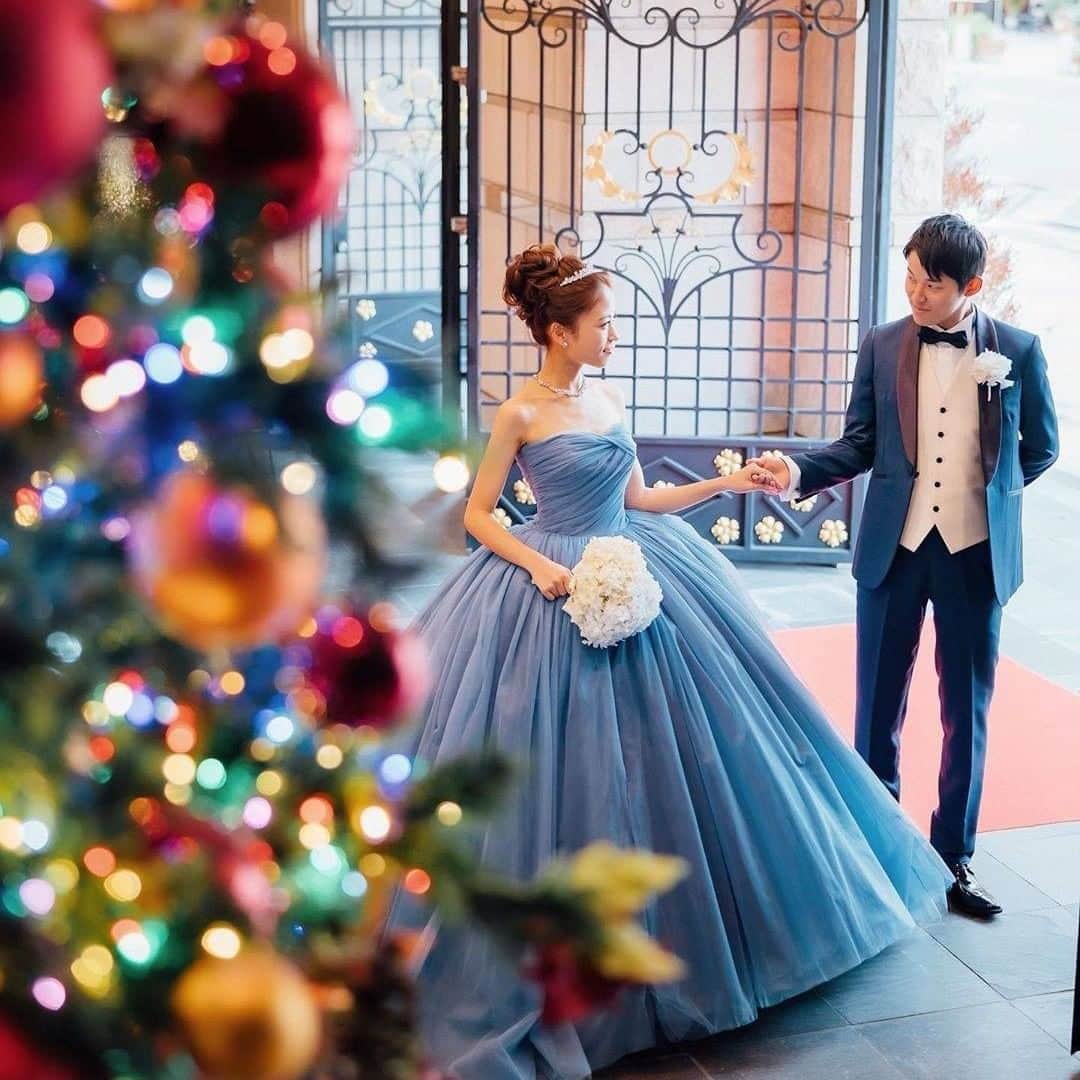 ゼクシィさんのインスタグラム写真 - (ゼクシィInstagram)「【まるでプリンセス👸ブルードレスでロマンチック前撮りフォト💕】 . #ゼクシィ2020 のハッシュタグをつけて投稿頂いた中から 思わず目に留まった先輩花嫁さんの前撮りフォトをご紹介📸 ポージングやスタイリングなど参考になった時は 右下のしおりマークで保存してくださいね🔖 . 新婦お気に入りのプリンセスラインのダスティブルードレス👗 シルバーのグリッターシューズを合わせて👠💕 . キュッと高い位置でまとめられたお団子ヘアにティアラをON❣️ チャペルでのカラードレス撮影もすてきですね😍 . @_cinmlla さま . +♥+:;;;:+♥+:;;;:+♥+:;;;:+♥+:;;;:+♥+:;;;:+♥ . プロポーズから結婚式まで素敵なお写真募集中📸 . ゼクシィ公式アカウントでお写真を紹介してみませんか？ 【#ゼクシィ2020】 を付けて投稿してください💌 . +♥+:;;;:+♥+:;;;:+♥+:;;;:+♥+:;;;:+♥+:;;;:+♥ . ▼公式アプリもCHECKしてね ゼクシィアプリはURLから🙌 @zexyrecruit  #ウェディングドレス#カラードレス#お色直し#ドレス迷子#グリッターシューズ _ #ブライダルシューズ#ウェディングシューズ#ブライダルヘア#ブライダルヘアアクセ#お団子ヘア#ヘッドパーツ#ブルードレス#卒花レポ#卒花嫁 _ #全国のプレ花嫁さんと繋がりたい#日本中のプレ花嫁さんと繋がりたい#ブライダルヘア#ヘアアレンジ#挙式ヘア#お色直しヘア#ブライダルヘアメイク#2020冬婚#2020秋婚#2021夏婚 _ #2021春婚#ゼクシィ#ちーむゼクシィ#幸せが動きだしたらゼクシィ」9月29日 18時00分 - zexyrecruit