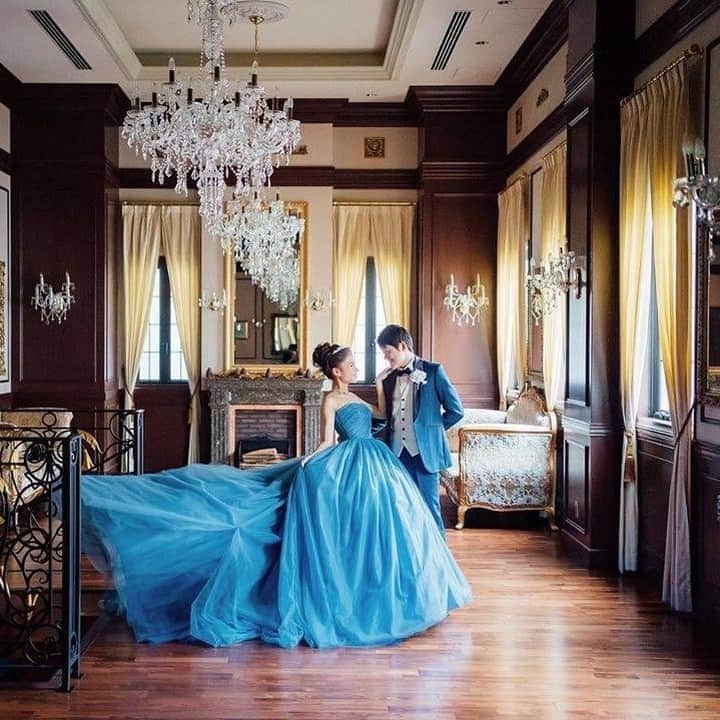 ゼクシィさんのインスタグラム写真 - (ゼクシィInstagram)「【まるでプリンセス👸ブルードレスでロマンチック前撮りフォト💕】 . #ゼクシィ2020 のハッシュタグをつけて投稿頂いた中から 思わず目に留まった先輩花嫁さんの前撮りフォトをご紹介📸 ポージングやスタイリングなど参考になった時は 右下のしおりマークで保存してくださいね🔖 . 新婦お気に入りのプリンセスラインのダスティブルードレス👗 シルバーのグリッターシューズを合わせて👠💕 . キュッと高い位置でまとめられたお団子ヘアにティアラをON❣️ チャペルでのカラードレス撮影もすてきですね😍 . @_cinmlla さま . +♥+:;;;:+♥+:;;;:+♥+:;;;:+♥+:;;;:+♥+:;;;:+♥ . プロポーズから結婚式まで素敵なお写真募集中📸 . ゼクシィ公式アカウントでお写真を紹介してみませんか？ 【#ゼクシィ2020】 を付けて投稿してください💌 . +♥+:;;;:+♥+:;;;:+♥+:;;;:+♥+:;;;:+♥+:;;;:+♥ . ▼公式アプリもCHECKしてね ゼクシィアプリはURLから🙌 @zexyrecruit  #ウェディングドレス#カラードレス#お色直し#ドレス迷子#グリッターシューズ _ #ブライダルシューズ#ウェディングシューズ#ブライダルヘア#ブライダルヘアアクセ#お団子ヘア#ヘッドパーツ#ブルードレス#卒花レポ#卒花嫁 _ #全国のプレ花嫁さんと繋がりたい#日本中のプレ花嫁さんと繋がりたい#ブライダルヘア#ヘアアレンジ#挙式ヘア#お色直しヘア#ブライダルヘアメイク#2020冬婚#2020秋婚#2021夏婚 _ #2021春婚#ゼクシィ#ちーむゼクシィ#幸せが動きだしたらゼクシィ」9月29日 18時00分 - zexyrecruit