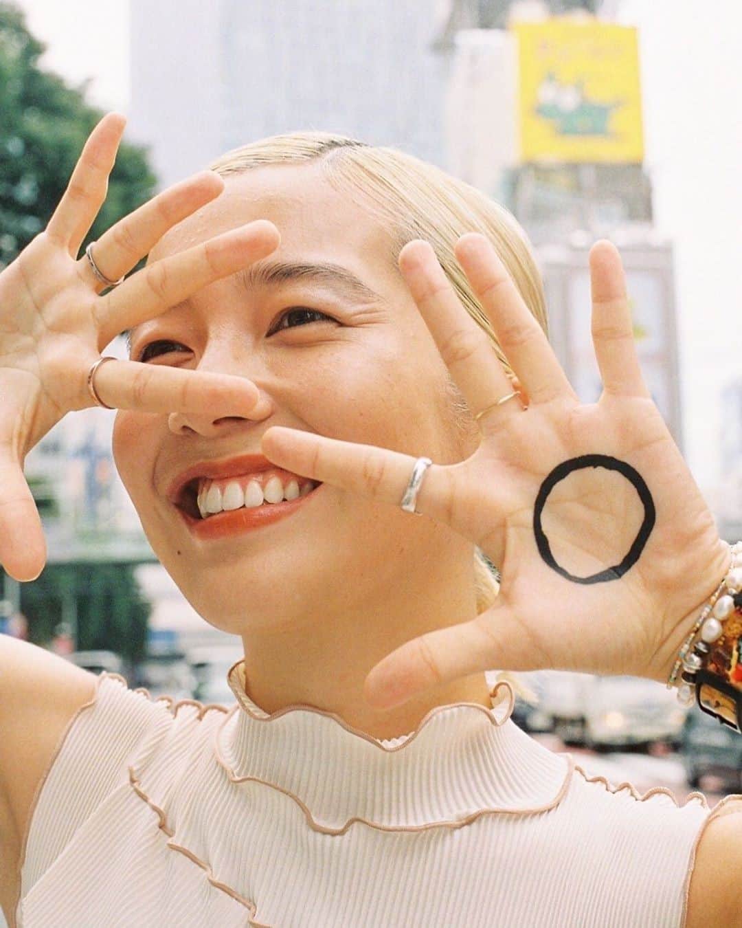 ラッシュジャパンのインスタグラム：「「メンタルヘルスが優れないときどうしてる？」誰にだってある心が不調なときの自分との付き合い方｜2020年に考えたいセルフラブ #IAMWHOLE vol.2 @neutmagazine ⁠  Voice of @hahaharu777⁠ ⁠ --------------------------------------⁠ ⁠ NEUTのインタビューに参加しています。⁠ ⁠ 心の調子が優れないことってあるよね。⁠ 私もある。自分のことも、私をとりまく大切な人たちのことも、ハッピーなストーリーだけでは絶対に語り尽くせない。私にとって、こうして声を大にして心のケアは大切なんだと言う機会を設けてもらったことにはすごく意味がある。昨日も初めてカウンセリングに行って、心に背負う荷物を少しおろしてみようかと言われたばかり。それってどうやるのよ〜〜って感じだけどね。私もまだまだ自分を愛してあげるための修行中です。⁠ ⁠ 今とってもつらい人がいたら、どうかひとりだと思わないでほしいなあ。孤独だけど、ひとりじゃない。少し平気になった、って思える瞬間がきっとまたくるはずだと思うんだ。⁠ ⁠ 私以外にも4人の素敵なひとたちのインタビューが載ってます。ぜひ読んでみてください。⁠ ⁠ ---------------------------------------⁠ ⁠ Text: Noemi Minami⁠ Photography: MARIKO KOBAYASHI⁠ Hair&Make-up: Yukari Yamamoto⁠ ⁠ ---------------------------------------⁠ #IAMWHOLE⁠ #セルフラブ⁠ #世界メンタルヘルスデー #ウェルビーイング⁠ #メンタルヘルス⁠ #デジタルデトックス⁠ #マインドフルネス⁠ #ラッシュ⁠ #irl⁠」