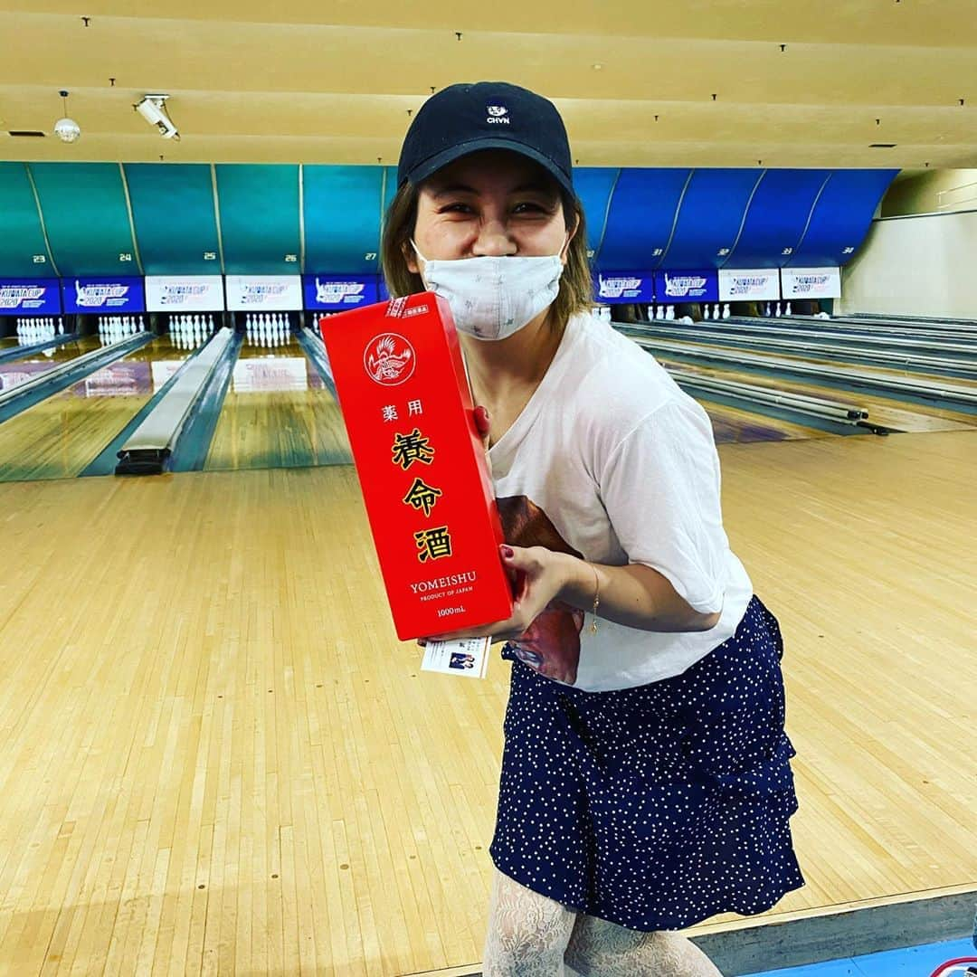 ミラクルひかるさんのインスタグラム写真 - (ミラクルひかるInstagram)「ブラザーコーンさん主催のボーリング大会で🎳見事！今年も　ブービー賞を頂きました 三年？連続でブービーはなかなか狙えるものではありません！ （単に最下位の方との暗黙の勝負説w） #ブラザーコーン  #ボーリング大会  #ミラクルひかる　まさかのレーン踊り場でのライブ開催！✨🎤ごいすー！　エンターテイメントの心意気🍋🍋🍋🍋🍋🍋ネ申！ 変人ライブでもお世話になっている鳥居さん発見！🟢」9月29日 18時01分 - miracle_hikaru_official