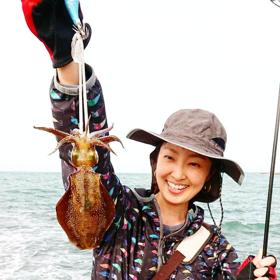 伊勢みずほさんのインスタグラム写真 - (伊勢みずほInstagram)「今年初🦑やっと🦑 釣れたよぉーーー😍😭😍😭😍  貴重な１パイ✨  #アオリイカ #アオリイカ釣り #🦑 #イカ #いか #釣りガール #釣り女 #釣り好きな人と繋がりたい #エギング #エギング上手になりたい #海 #海の幸 #海の恵み #感謝 #フィッシング #エギ #フォールで #新潟釣り #秋の釣り #秋晴れ #伊勢みずほ #ありがとう #刺身 #一夜干し #釣り #fishing #niigata #sea #naturelovers #アウトドア」9月29日 18時02分 - isemizuhoo