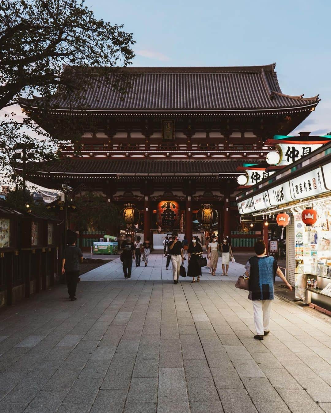東急電鉄さんのインスタグラム写真 - (東急電鉄Instagram)「. 東急電鉄では、東急線各駅から東京メトロ接続駅までの往復&東京メトロ線が1日乗り降り自由の「東急東京メトロパス」を発売しています。 そのお得なチケットを使って行ける"五重塔があるお寺"のご紹介です。 . 浅草駅より徒歩5分の東京最古の仏教寺院である「浅草寺」。 言わずと知れた都内で最も有名なお寺の一つです。今はコロナ禍の影響でひっそりしていますが、昨今はインバウンド客を中心に多くの人が訪れていました。 浅草寺の五重塔は1973年に再建された、鉄骨・鉄筋コンクリート造りの塔です。 歴史を振り返ると、浅草寺に初めて塔が建設されたのは942年で、当時は三重塔だったそうです。また、この塔は本堂の西側ですが、当時は東側に五重塔が立っていたと言われています。その後、焼失を経て、現在の位置に五重塔が建てられました。夜になるとライトアップされ、昼間とは違う雰囲気を楽しむことができます。 （東京メトロ銀座線 浅草駅） . Enjoy roundtrip fare from any station along the Tokyu lines with direct transfer to unlimited rides for a day on the Tokyo Metro lines via the Tokyu Tokyo Metro Pass, sold by Tokyu Railways. Today’s highlight is a temple with a 5-story pagoda that you can visit with this pass. . Take a 5 min. walk from Asakusa Station to find Sensoji, Tokyo’s oldest Buddhist temple. Needless to say, it’s also one of the city’s most famous temples. While the area is still quiet due to the pandemic, it’s known in the past for drawing huge crowds full of overseas tourists. Sensoji’s five-story pagoda was rebuilt in 1973, primarily of steel framed reinforced concrete. Although, if you look back in history you’ll find that it was originally built in 942 with only 3-stories. This tower was originally on the west-side of the main hall, but its said that there was once a 5-story pagoda on the east side during the Edo period. This tower was destroyed in a fire before moving to its present-day location. If you come at night you’ll find the pagoda is fully illuminated, giving it a different look from what you’d find during the day. (Tokyo Metro Ginza Line  Asakusa St.) . #浅草寺 #浅草 #sensoji #asakusa #東京 #tokyo #discovertokyo #tokyoartsandculture #tokyotokyo #japantrip #shrine #temple #temples #visitjapanjp #visitjapan #五重塔 #tower #zen #座禅 #japanesegarden #architecture #architecturedesign #建築 #建築巡り #architecturephotography #archidaily #archilovers #일본여행 #東京自由行 #東京景點」9月29日 18時04分 - tokyu_railways