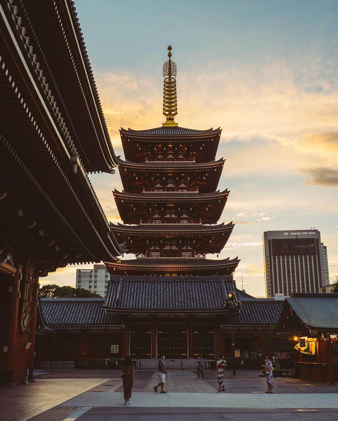 東急電鉄さんのインスタグラム写真 - (東急電鉄Instagram)「. 東急電鉄では、東急線各駅から東京メトロ接続駅までの往復&東京メトロ線が1日乗り降り自由の「東急東京メトロパス」を発売しています。 そのお得なチケットを使って行ける"五重塔があるお寺"のご紹介です。 . 浅草駅より徒歩5分の東京最古の仏教寺院である「浅草寺」。 言わずと知れた都内で最も有名なお寺の一つです。今はコロナ禍の影響でひっそりしていますが、昨今はインバウンド客を中心に多くの人が訪れていました。 浅草寺の五重塔は1973年に再建された、鉄骨・鉄筋コンクリート造りの塔です。 歴史を振り返ると、浅草寺に初めて塔が建設されたのは942年で、当時は三重塔だったそうです。また、この塔は本堂の西側ですが、当時は東側に五重塔が立っていたと言われています。その後、焼失を経て、現在の位置に五重塔が建てられました。夜になるとライトアップされ、昼間とは違う雰囲気を楽しむことができます。 （東京メトロ銀座線 浅草駅） . Enjoy roundtrip fare from any station along the Tokyu lines with direct transfer to unlimited rides for a day on the Tokyo Metro lines via the Tokyu Tokyo Metro Pass, sold by Tokyu Railways. Today’s highlight is a temple with a 5-story pagoda that you can visit with this pass. . Take a 5 min. walk from Asakusa Station to find Sensoji, Tokyo’s oldest Buddhist temple. Needless to say, it’s also one of the city’s most famous temples. While the area is still quiet due to the pandemic, it’s known in the past for drawing huge crowds full of overseas tourists. Sensoji’s five-story pagoda was rebuilt in 1973, primarily of steel framed reinforced concrete. Although, if you look back in history you’ll find that it was originally built in 942 with only 3-stories. This tower was originally on the west-side of the main hall, but its said that there was once a 5-story pagoda on the east side during the Edo period. This tower was destroyed in a fire before moving to its present-day location. If you come at night you’ll find the pagoda is fully illuminated, giving it a different look from what you’d find during the day. (Tokyo Metro Ginza Line  Asakusa St.) . #浅草寺 #浅草 #sensoji #asakusa #東京 #tokyo #discovertokyo #tokyoartsandculture #tokyotokyo #japantrip #shrine #temple #temples #visitjapanjp #visitjapan #五重塔 #tower #zen #座禅 #japanesegarden #architecture #architecturedesign #建築 #建築巡り #architecturephotography #archidaily #archilovers #일본여행 #東京自由行 #東京景點」9月29日 18時04分 - tokyu_railways