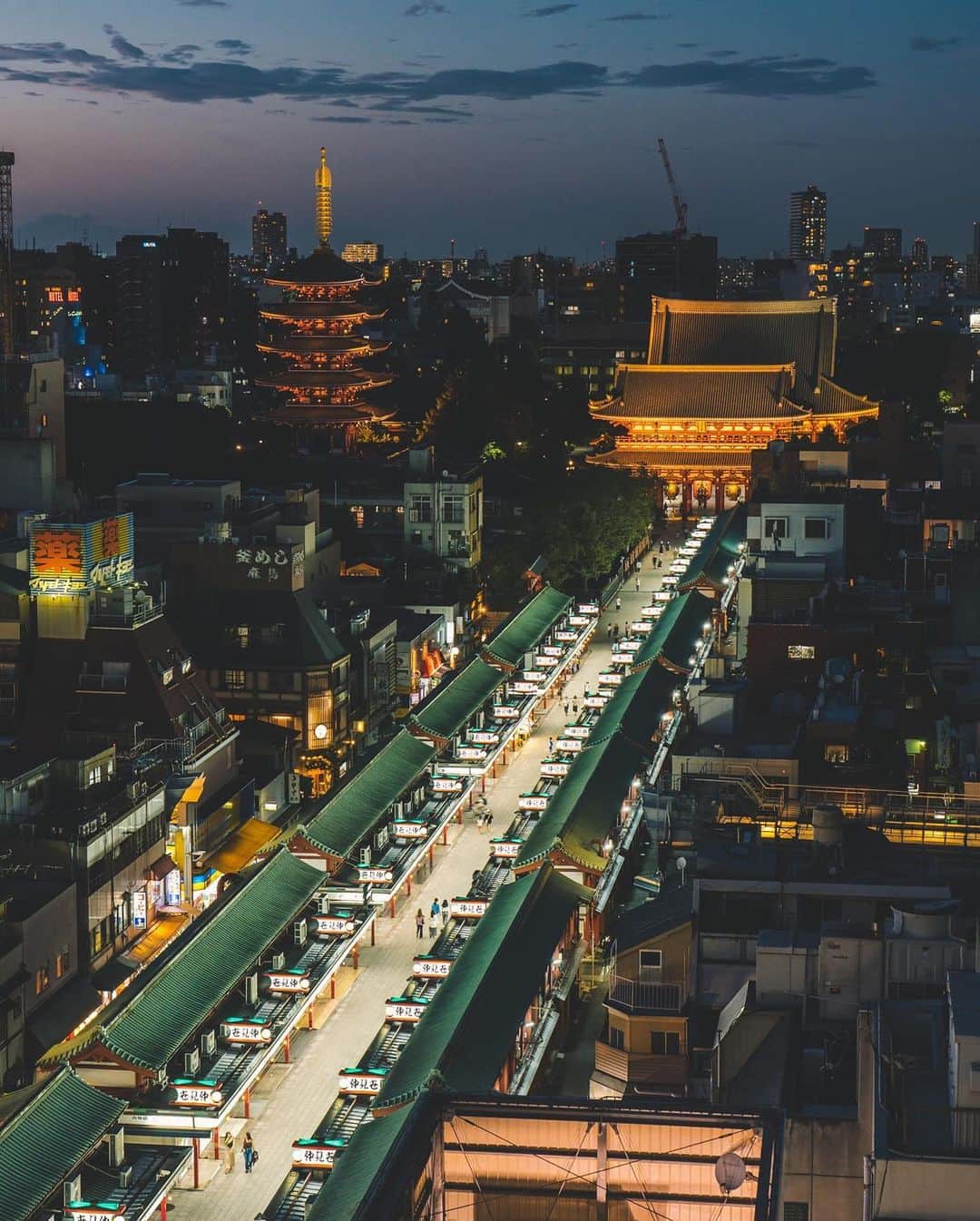 東急電鉄さんのインスタグラム写真 - (東急電鉄Instagram)「. 東急電鉄では、東急線各駅から東京メトロ接続駅までの往復&東京メトロ線が1日乗り降り自由の「東急東京メトロパス」を発売しています。 そのお得なチケットを使って行ける"五重塔があるお寺"のご紹介です。 . 浅草駅より徒歩5分の東京最古の仏教寺院である「浅草寺」。 言わずと知れた都内で最も有名なお寺の一つです。今はコロナ禍の影響でひっそりしていますが、昨今はインバウンド客を中心に多くの人が訪れていました。 浅草寺の五重塔は1973年に再建された、鉄骨・鉄筋コンクリート造りの塔です。 歴史を振り返ると、浅草寺に初めて塔が建設されたのは942年で、当時は三重塔だったそうです。また、この塔は本堂の西側ですが、当時は東側に五重塔が立っていたと言われています。その後、焼失を経て、現在の位置に五重塔が建てられました。夜になるとライトアップされ、昼間とは違う雰囲気を楽しむことができます。 （東京メトロ銀座線 浅草駅） . Enjoy roundtrip fare from any station along the Tokyu lines with direct transfer to unlimited rides for a day on the Tokyo Metro lines via the Tokyu Tokyo Metro Pass, sold by Tokyu Railways. Today’s highlight is a temple with a 5-story pagoda that you can visit with this pass. . Take a 5 min. walk from Asakusa Station to find Sensoji, Tokyo’s oldest Buddhist temple. Needless to say, it’s also one of the city’s most famous temples. While the area is still quiet due to the pandemic, it’s known in the past for drawing huge crowds full of overseas tourists. Sensoji’s five-story pagoda was rebuilt in 1973, primarily of steel framed reinforced concrete. Although, if you look back in history you’ll find that it was originally built in 942 with only 3-stories. This tower was originally on the west-side of the main hall, but its said that there was once a 5-story pagoda on the east side during the Edo period. This tower was destroyed in a fire before moving to its present-day location. If you come at night you’ll find the pagoda is fully illuminated, giving it a different look from what you’d find during the day. (Tokyo Metro Ginza Line  Asakusa St.) . #浅草寺 #浅草 #sensoji #asakusa #東京 #tokyo #discovertokyo #tokyoartsandculture #tokyotokyo #japantrip #shrine #temple #temples #visitjapanjp #visitjapan #五重塔 #tower #zen #座禅 #japanesegarden #architecture #architecturedesign #建築 #建築巡り #architecturephotography #archidaily #archilovers #일본여행 #東京自由行 #東京景點」9月29日 18時04分 - tokyu_railways