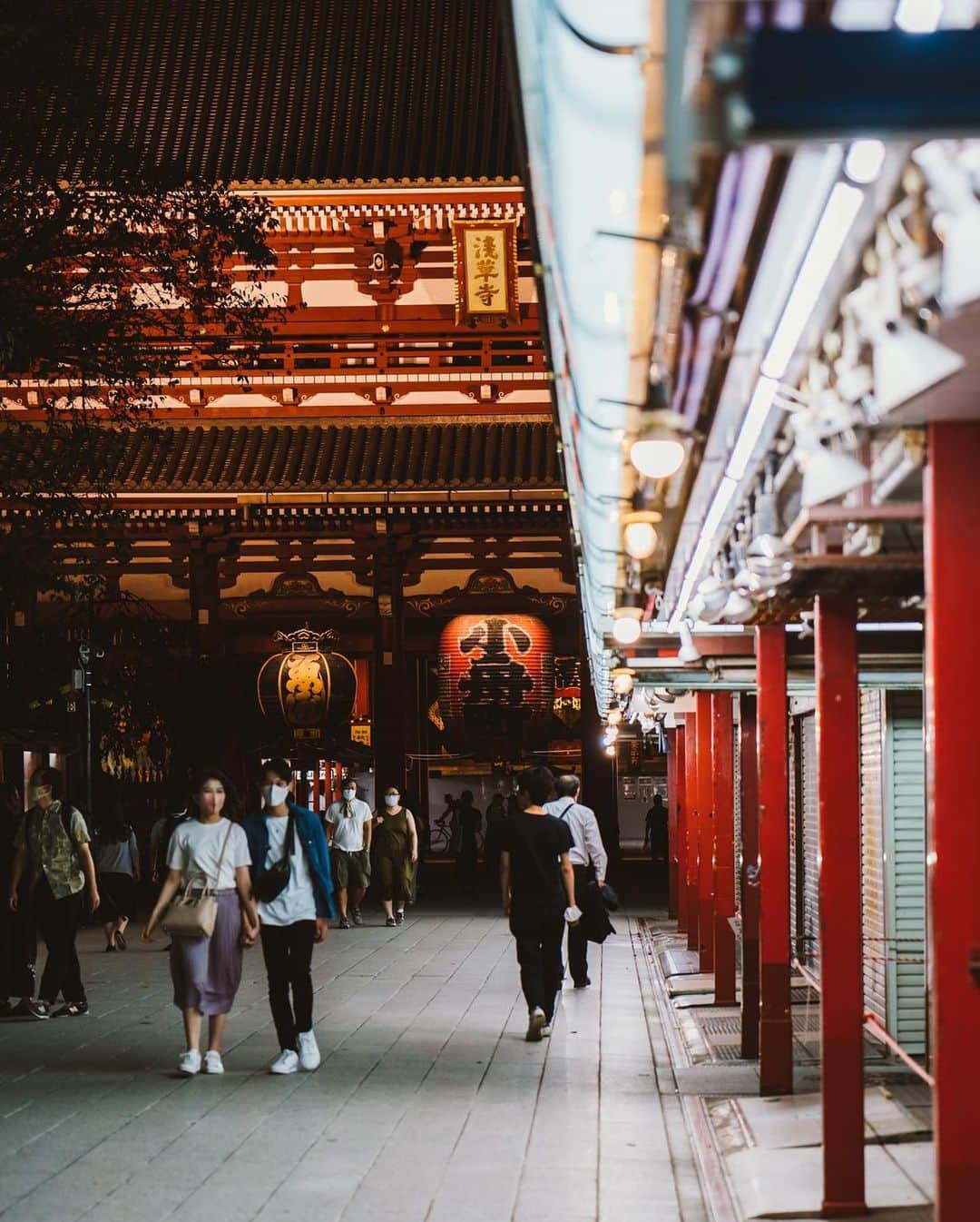 東急電鉄さんのインスタグラム写真 - (東急電鉄Instagram)「. 東急電鉄では、東急線各駅から東京メトロ接続駅までの往復&東京メトロ線が1日乗り降り自由の「東急東京メトロパス」を発売しています。 そのお得なチケットを使って行ける"五重塔があるお寺"のご紹介です。 . 浅草駅より徒歩5分の東京最古の仏教寺院である「浅草寺」。 言わずと知れた都内で最も有名なお寺の一つです。今はコロナ禍の影響でひっそりしていますが、昨今はインバウンド客を中心に多くの人が訪れていました。 浅草寺の五重塔は1973年に再建された、鉄骨・鉄筋コンクリート造りの塔です。 歴史を振り返ると、浅草寺に初めて塔が建設されたのは942年で、当時は三重塔だったそうです。また、この塔は本堂の西側ですが、当時は東側に五重塔が立っていたと言われています。その後、焼失を経て、現在の位置に五重塔が建てられました。夜になるとライトアップされ、昼間とは違う雰囲気を楽しむことができます。 （東京メトロ銀座線 浅草駅） . Enjoy roundtrip fare from any station along the Tokyu lines with direct transfer to unlimited rides for a day on the Tokyo Metro lines via the Tokyu Tokyo Metro Pass, sold by Tokyu Railways. Today’s highlight is a temple with a 5-story pagoda that you can visit with this pass. . Take a 5 min. walk from Asakusa Station to find Sensoji, Tokyo’s oldest Buddhist temple. Needless to say, it’s also one of the city’s most famous temples. While the area is still quiet due to the pandemic, it’s known in the past for drawing huge crowds full of overseas tourists. Sensoji’s five-story pagoda was rebuilt in 1973, primarily of steel framed reinforced concrete. Although, if you look back in history you’ll find that it was originally built in 942 with only 3-stories. This tower was originally on the west-side of the main hall, but its said that there was once a 5-story pagoda on the east side during the Edo period. This tower was destroyed in a fire before moving to its present-day location. If you come at night you’ll find the pagoda is fully illuminated, giving it a different look from what you’d find during the day. (Tokyo Metro Ginza Line  Asakusa St.) . #浅草寺 #浅草 #sensoji #asakusa #東京 #tokyo #discovertokyo #tokyoartsandculture #tokyotokyo #japantrip #shrine #temple #temples #visitjapanjp #visitjapan #五重塔 #tower #zen #座禅 #japanesegarden #architecture #architecturedesign #建築 #建築巡り #architecturephotography #archidaily #archilovers #일본여행 #東京自由行 #東京景點」9月29日 18時04分 - tokyu_railways