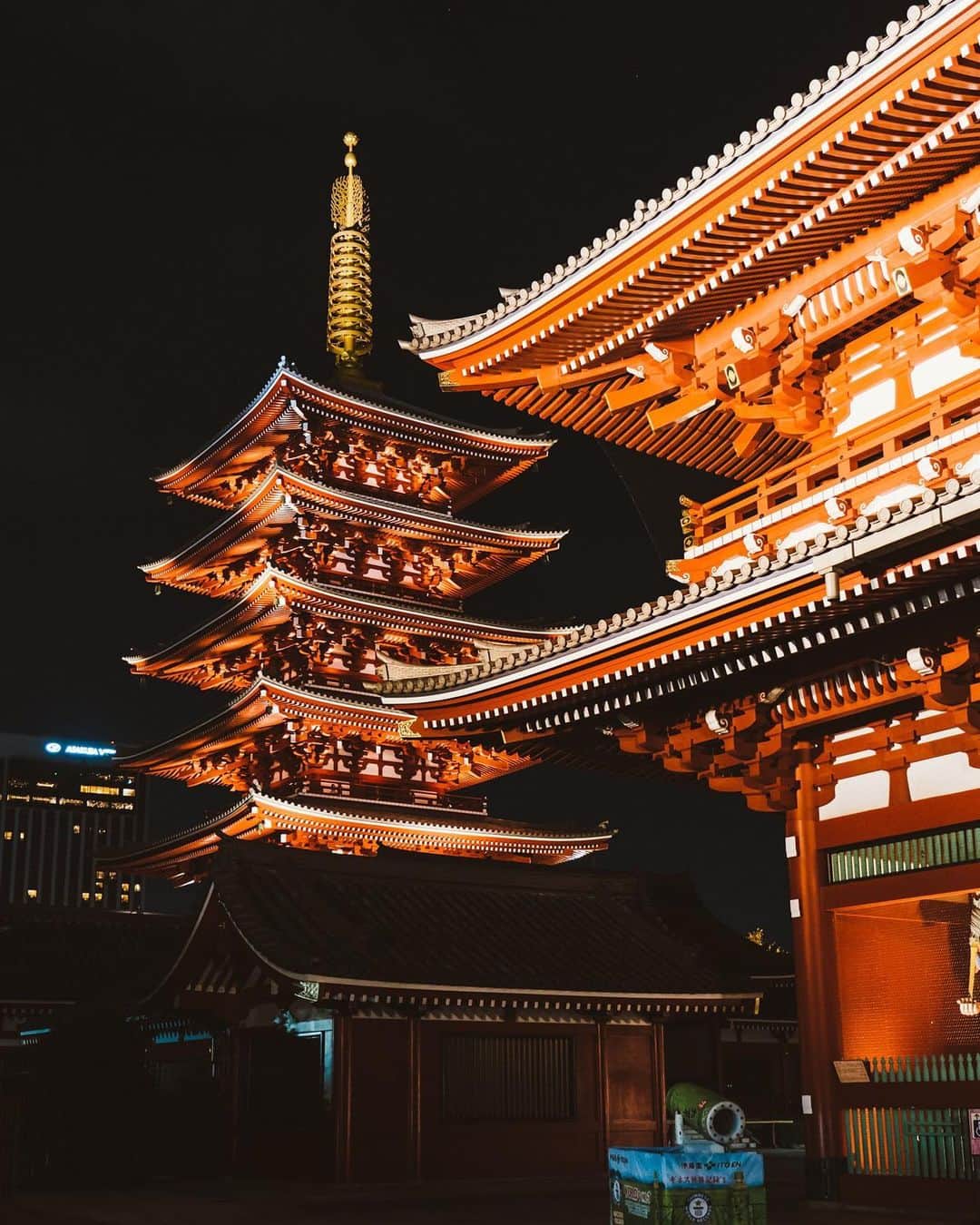 東急電鉄さんのインスタグラム写真 - (東急電鉄Instagram)「. 東急電鉄では、東急線各駅から東京メトロ接続駅までの往復&東京メトロ線が1日乗り降り自由の「東急東京メトロパス」を発売しています。 そのお得なチケットを使って行ける"五重塔があるお寺"のご紹介です。 . 浅草駅より徒歩5分の東京最古の仏教寺院である「浅草寺」。 言わずと知れた都内で最も有名なお寺の一つです。今はコロナ禍の影響でひっそりしていますが、昨今はインバウンド客を中心に多くの人が訪れていました。 浅草寺の五重塔は1973年に再建された、鉄骨・鉄筋コンクリート造りの塔です。 歴史を振り返ると、浅草寺に初めて塔が建設されたのは942年で、当時は三重塔だったそうです。また、この塔は本堂の西側ですが、当時は東側に五重塔が立っていたと言われています。その後、焼失を経て、現在の位置に五重塔が建てられました。夜になるとライトアップされ、昼間とは違う雰囲気を楽しむことができます。 （東京メトロ銀座線 浅草駅） . Enjoy roundtrip fare from any station along the Tokyu lines with direct transfer to unlimited rides for a day on the Tokyo Metro lines via the Tokyu Tokyo Metro Pass, sold by Tokyu Railways. Today’s highlight is a temple with a 5-story pagoda that you can visit with this pass. . Take a 5 min. walk from Asakusa Station to find Sensoji, Tokyo’s oldest Buddhist temple. Needless to say, it’s also one of the city’s most famous temples. While the area is still quiet due to the pandemic, it’s known in the past for drawing huge crowds full of overseas tourists. Sensoji’s five-story pagoda was rebuilt in 1973, primarily of steel framed reinforced concrete. Although, if you look back in history you’ll find that it was originally built in 942 with only 3-stories. This tower was originally on the west-side of the main hall, but its said that there was once a 5-story pagoda on the east side during the Edo period. This tower was destroyed in a fire before moving to its present-day location. If you come at night you’ll find the pagoda is fully illuminated, giving it a different look from what you’d find during the day. (Tokyo Metro Ginza Line  Asakusa St.) . #浅草寺 #浅草 #sensoji #asakusa #東京 #tokyo #discovertokyo #tokyoartsandculture #tokyotokyo #japantrip #shrine #temple #temples #visitjapanjp #visitjapan #五重塔 #tower #zen #座禅 #japanesegarden #architecture #architecturedesign #建築 #建築巡り #architecturephotography #archidaily #archilovers #일본여행 #東京自由行 #東京景點」9月29日 18時04分 - tokyu_railways