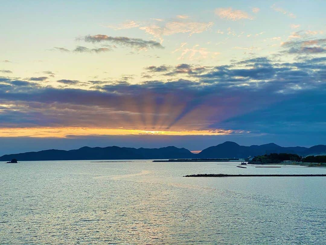 祥吉さんのインスタグラム写真 - (祥吉Instagram)「赤穂御崎17時40分の空  逆 天使の梯子 『光芒』  #播州赤穂 #赤穂 #赤穂御崎 #赤穂温泉 #赤穂温泉祥吉 #潮彩きらら祥吉 #祥吉 #瀬戸内海 #海 #空 #雲 #逆天使の梯子 #天使の梯子 #後光 #光芒 #薄明光線 #温泉 #旅館 #旅行 #ドライブコース」9月29日 18時05分 - akoshokichi