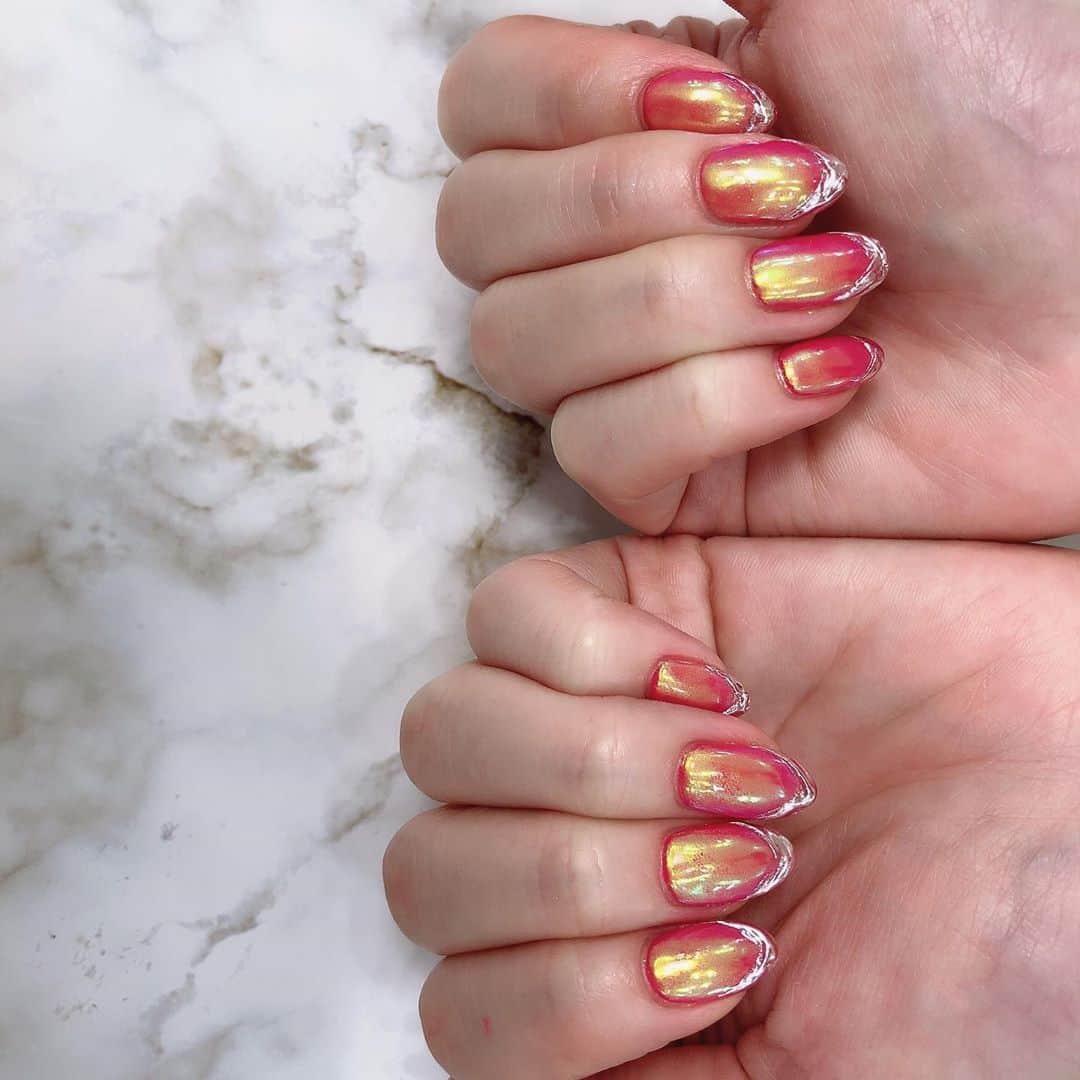 高橋沙弥華さんのインスタグラム写真 - (高橋沙弥華Instagram)「アクセサリーネイル💅💓  角度でミラーネイルが反射して色変わって可愛い😍  先端にアクセサリーついてるように見えるのがアクセサリーネイルらしい🤔  #ジェルネイル #自爪 #アクセサリーネイル #ミラーネイル #キラキラネイル #💅 #new #可愛い #louisvuitton #nail」9月29日 18時08分 - takahashi_sayakachan1204