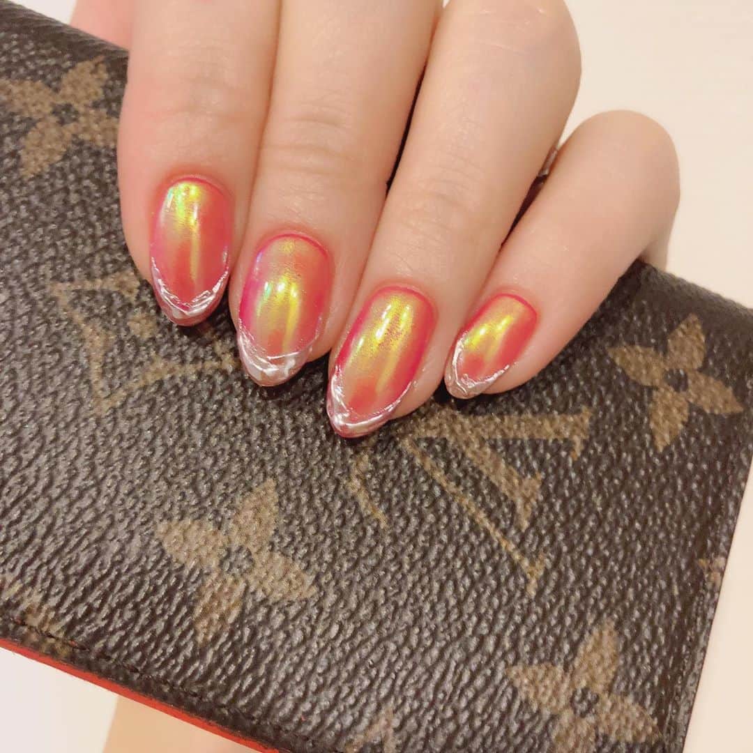高橋沙弥華さんのインスタグラム写真 - (高橋沙弥華Instagram)「アクセサリーネイル💅💓  角度でミラーネイルが反射して色変わって可愛い😍  先端にアクセサリーついてるように見えるのがアクセサリーネイルらしい🤔  #ジェルネイル #自爪 #アクセサリーネイル #ミラーネイル #キラキラネイル #💅 #new #可愛い #louisvuitton #nail」9月29日 18時08分 - takahashi_sayakachan1204