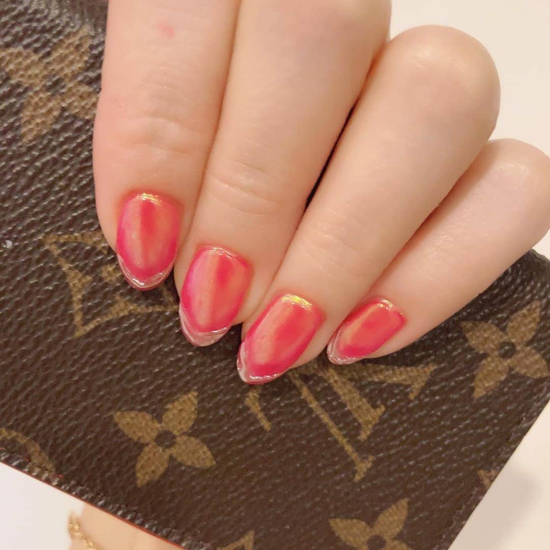 高橋沙弥華さんのインスタグラム写真 - (高橋沙弥華Instagram)「アクセサリーネイル💅💓  角度でミラーネイルが反射して色変わって可愛い😍  先端にアクセサリーついてるように見えるのがアクセサリーネイルらしい🤔  #ジェルネイル #自爪 #アクセサリーネイル #ミラーネイル #キラキラネイル #💅 #new #可愛い #louisvuitton #nail」9月29日 18時08分 - takahashi_sayakachan1204