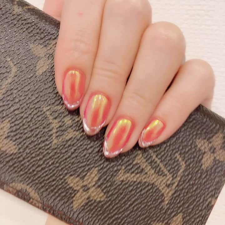 高橋沙弥華のインスタグラム：「アクセサリーネイル💅💓  角度でミラーネイルが反射して色変わって可愛い😍  先端にアクセサリーついてるように見えるのがアクセサリーネイルらしい🤔  #ジェルネイル #自爪 #アクセサリーネイル #ミラーネイル #キラキラネイル #💅 #new #可愛い #louisvuitton #nail」