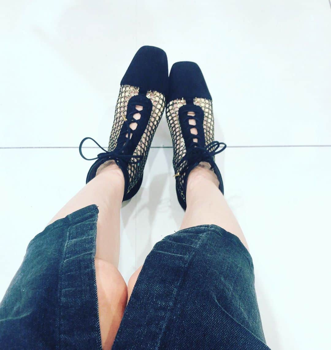 阿部洋子さんのインスタグラム写真 - (阿部洋子Instagram)「👟👞👢👡👠 #今日の靴   なんとなく節目っぽかったから、 新しいブーツ下ろしてみた♡  夏に買ってやっとはけた。 買うときは、 網目の糸の色を、 ゴールドにするか黒にするか、 迷った挙句…キラキラをチョイス。 肌なじみがいい感じでした。  本日、 #tokyofm  #高橋みなみのこれから何する？ #高橋みなみ #これなに #radio  #生放送 #live  お聞きいただき、 ありがとうございました！  担当回、ラストday。  若新さん選曲の、 #ユーミン #翳りゆく部屋 のとき、 あぶなかったー！ うるうるMAXでした。  けど、みなみしゃんも堪えてる中、 あたすが涙するわけには！と ぐっと留めたよねー😭 ギリセーフ！でした。たぶん💦  2016年から、 毎週月曜と火曜を担当してきました。 リスナーのみなさん、 4年半、いつもありがとうございました。 担当日に届いたメッセージは、 メールもLINEもTwitterも全部読んでます。 #thankyou   あしたは担当曜日ではないけれど、 スタジオ行きます。 最終回だからね。  初回を担当した者として、 終幕を見届けたいと思います。  その模様はまた改めて。  またあした！  #shoes #shoestagram #shoeslover #shoesaddict #shoesoftheday #sotd #ootd」9月29日 18時09分 - hirocoring