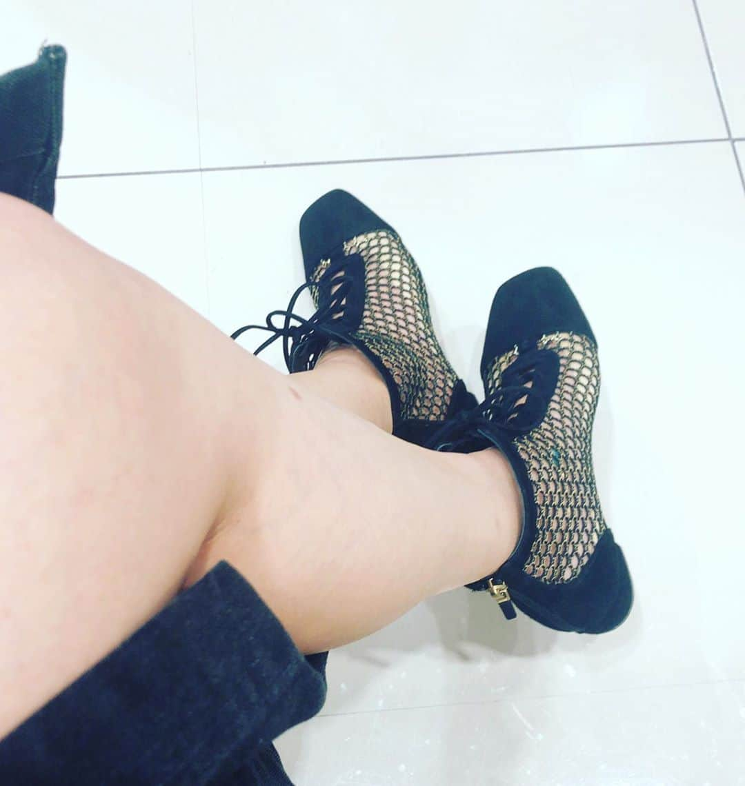 阿部洋子さんのインスタグラム写真 - (阿部洋子Instagram)「👟👞👢👡👠 #今日の靴   なんとなく節目っぽかったから、 新しいブーツ下ろしてみた♡  夏に買ってやっとはけた。 買うときは、 網目の糸の色を、 ゴールドにするか黒にするか、 迷った挙句…キラキラをチョイス。 肌なじみがいい感じでした。  本日、 #tokyofm  #高橋みなみのこれから何する？ #高橋みなみ #これなに #radio  #生放送 #live  お聞きいただき、 ありがとうございました！  担当回、ラストday。  若新さん選曲の、 #ユーミン #翳りゆく部屋 のとき、 あぶなかったー！ うるうるMAXでした。  けど、みなみしゃんも堪えてる中、 あたすが涙するわけには！と ぐっと留めたよねー😭 ギリセーフ！でした。たぶん💦  2016年から、 毎週月曜と火曜を担当してきました。 リスナーのみなさん、 4年半、いつもありがとうございました。 担当日に届いたメッセージは、 メールもLINEもTwitterも全部読んでます。 #thankyou   あしたは担当曜日ではないけれど、 スタジオ行きます。 最終回だからね。  初回を担当した者として、 終幕を見届けたいと思います。  その模様はまた改めて。  またあした！  #shoes #shoestagram #shoeslover #shoesaddict #shoesoftheday #sotd #ootd」9月29日 18時09分 - hirocoring