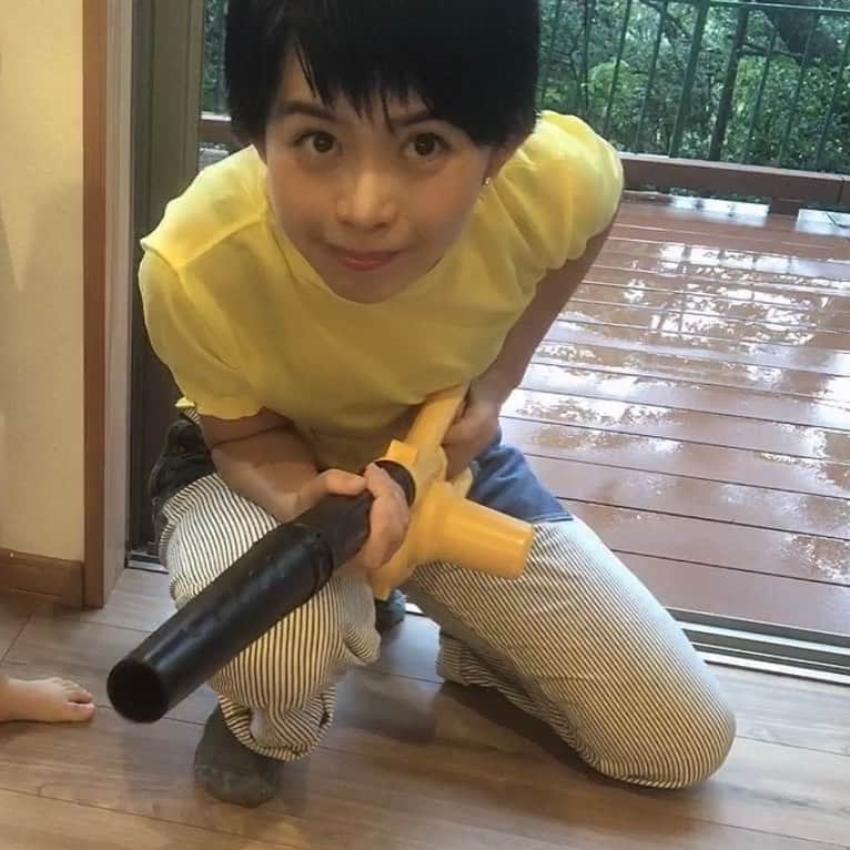 倉田亜味さんのインスタグラム写真 - (倉田亜味Instagram)「ブロワって言う武器を手に入れました これがまたすごく熱海の生活にお役立ちなのです。  ま、洗車(戦車じゃないよ)とか落ち葉とかにとても良いもので… ありがたく玉手箱のものいただきました。  おばあちゃんになっちゃうかしら りゅうぐうじょう？ いや、山の上です。 なんのこっちゃ  #YouTube #YouTubeチャンネル #ブロワ #ブロワー #ブロア  #武器」9月29日 18時12分 - kurata_amigram