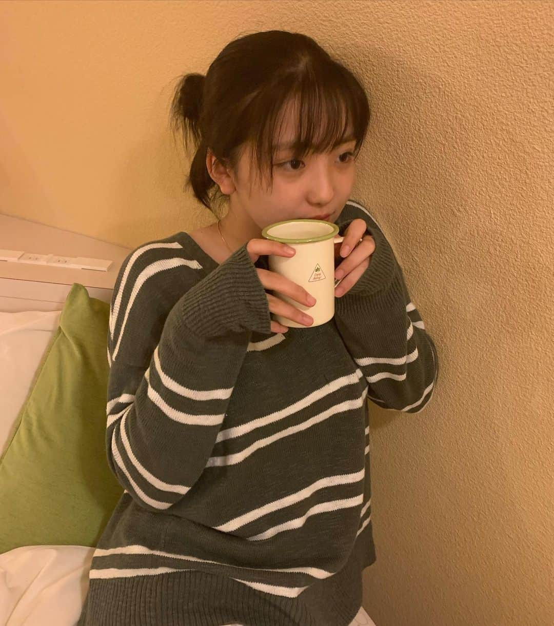 白井杏奈のインスタグラム：「・ コップの中は空っぽです カフェオレ飲んでる風〜😏 最近肌寒くなってきたから温かいもの飲みたくなりますよね☕️ みなさん体調にはお気をつけください！」