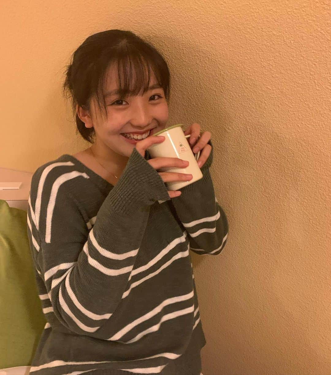 白井杏奈さんのインスタグラム写真 - (白井杏奈Instagram)「・ コップの中は空っぽです カフェオレ飲んでる風〜😏 最近肌寒くなってきたから温かいもの飲みたくなりますよね☕️ みなさん体調にはお気をつけください！」9月29日 18時13分 - lespros_anna