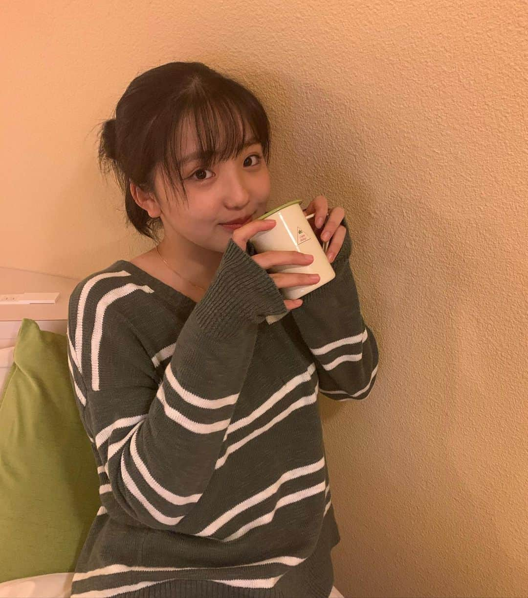 白井杏奈さんのインスタグラム写真 - (白井杏奈Instagram)「・ コップの中は空っぽです カフェオレ飲んでる風〜😏 最近肌寒くなってきたから温かいもの飲みたくなりますよね☕️ みなさん体調にはお気をつけください！」9月29日 18時13分 - lespros_anna