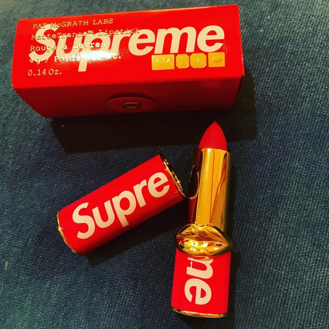 アリスさんのインスタグラム写真 - (アリスInstagram)「💄💄💋💄💄 #supreme #patmcgrath_labs #beauty  #lipgloss #lipstick  #makeup  #シュプリーム #コスメ #赤リップ #口紅」9月29日 18時23分 - alice_official1207