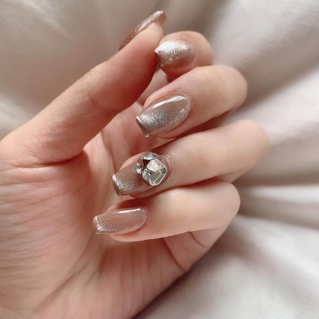 志田友美（ゆうみん）のインスタグラム：「#マグネットネイル 💅✨✨」