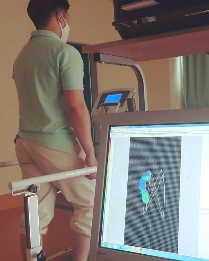 はいてくPOのインスタグラム：「北海道ハイテク☆義肢装具士学科３年生☆ 本日は靴の授業です。 まずは歩行の計測から。  #北海道ハイテク #義肢装具士学科  #靴  #靴製作  #歩行  #計測  #いつも通りが一番難しい」