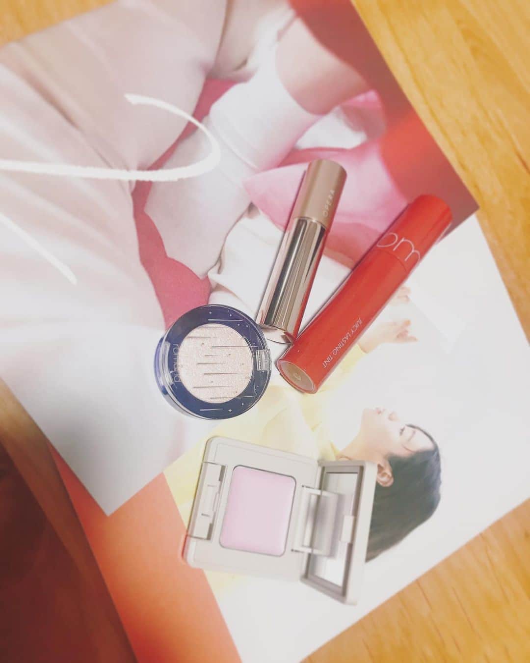 諏訪彩花のインスタグラム：「最近買ったコスメ。 この、ロムアンドのアイシャドウめっちゃいい感じだったよ✨キラキラ加減がとても可愛かった💓あと、オペラのティントリップもキラつやうるるで可愛かった🙆‍♀️」