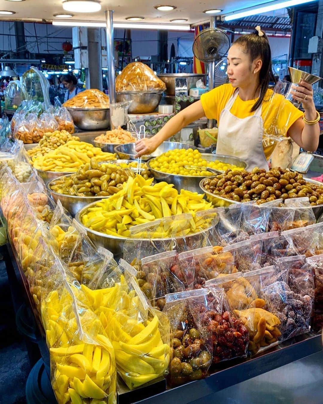 タイ国政府観光庁さんのインスタグラム写真 - (タイ国政府観光庁Instagram)「・﻿ ＼🇹🇭サワッディー・カー🇹🇭／﻿ ﻿ 今週の #こんなタイ知らなかった は、寺院巡りの途中で出会った「ピクルス屋さんの屋台」での一枚📸✨﻿ ﻿ タイには、マンゴーなどの果物を塩と酢で漬け込んだピクルスを、量り売りする屋台が😋💕﻿ ピクルスのほかにも、20Bと破格のお値段の食パンや、スナックを売る屋台もあります☺️﻿ ﻿ 地元ならではの屋台グルメを味わえるのも、タイ旅行の醍醐味😌✨バンコクの街中を歩く際には、ぜひ屋台も覗いてみてください🚶💨﻿ ﻿ @zhongben_zheye さん、コップン・カー🙏✨﻿ ﻿ ・・・・・・・﻿ 今まで知らなかったタイの魅力を見つけたら、ハッシュタグ #こんなタイ知らなかった をつけて投稿して下さい🌸﻿ ﻿ こちらでご紹介させて頂くことがあります。皆さまからの投稿をお待ちしています😊﻿ ﻿ #repost #タイ #バンコク #屋台 #ピクルス  #屋台グルメ  #食べ歩きの旅  #食べるの大好き #食べるの好きな人と繋がりたい #こんなタイ知らなかった #もっと知りタイ #タイ旅行 #バンコク旅行 #旅好きな人と繋がりたい #旅行好きな人と繋がりたい #海外旅行 #thailand #bangkok #bangkoktrip #foodstall #thaifood #thaifoodstagram #amazingthailand #thailandtravel #thailandtrip #thai  #thaistagram  #lovethailand」9月29日 18時25分 - amazingthailandjp