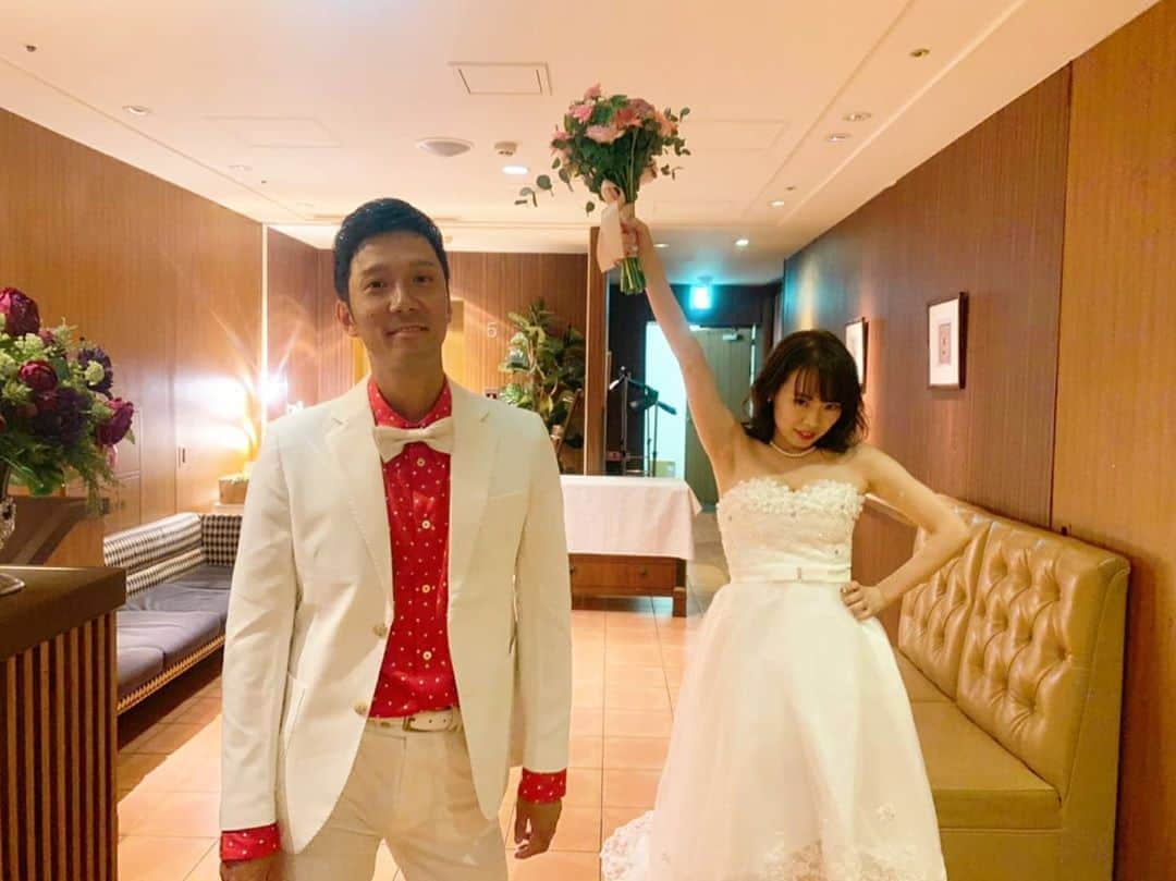 千鶴さんのインスタグラム写真 - (千鶴Instagram)「. 一年前の今日わたしは胴上げされていた。  結婚パーティー 始まる前から準備で疲れきってた主役w  たくさんのかたにお祝いしてもらえて うれしかったし楽しかった！ またあんな密でわいわい出来る日が早くきてほしいなあ  #過去pic #0929 #結婚パーティー  #千鶴 #静恵一 #wedding #party  #トレーニングの成果でSSドレスぶかぶか #急遽安全ピンを買いに原宿を走る妹夫婦 #そんな妹happybirthday」9月29日 18時26分 - chiduru9898