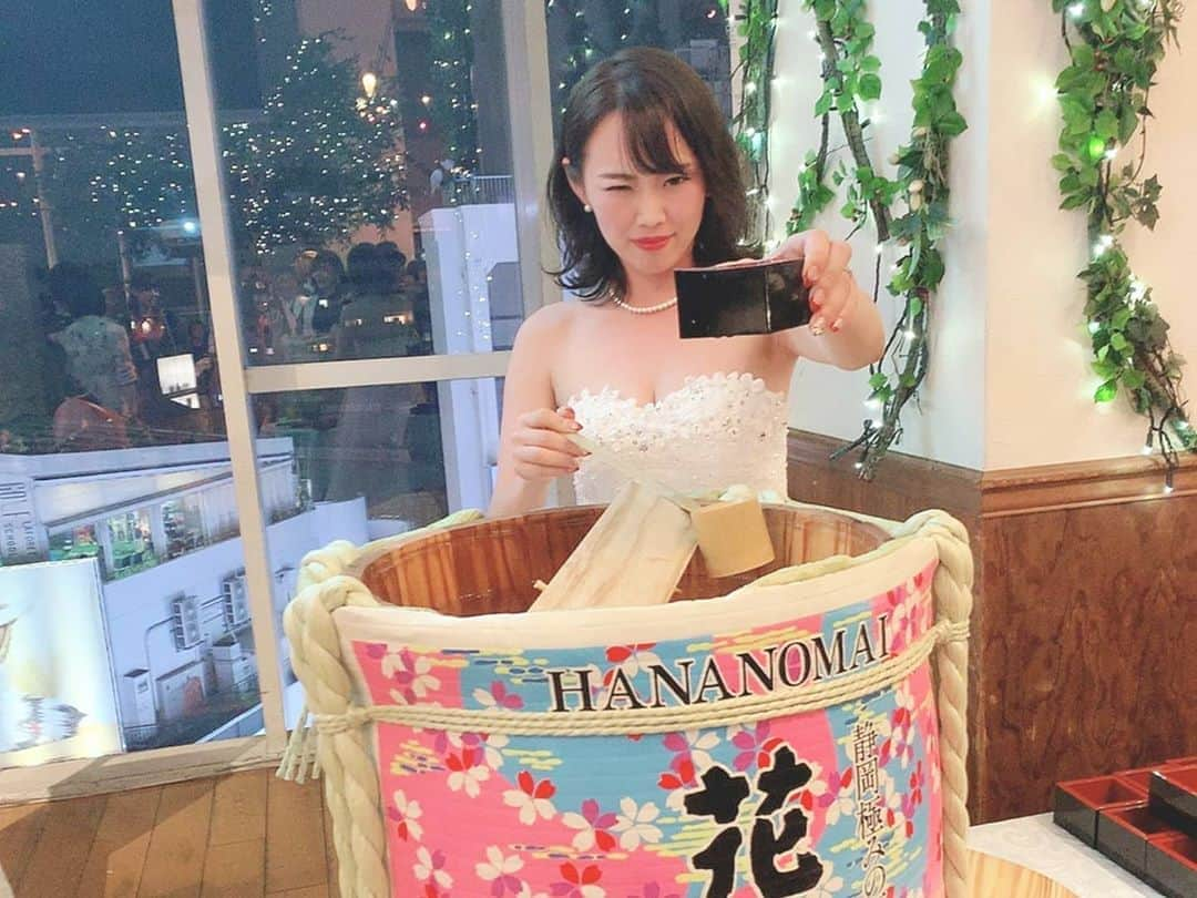 千鶴さんのインスタグラム写真 - (千鶴Instagram)「. 一年前の今日わたしは胴上げされていた。  結婚パーティー 始まる前から準備で疲れきってた主役w  たくさんのかたにお祝いしてもらえて うれしかったし楽しかった！ またあんな密でわいわい出来る日が早くきてほしいなあ  #過去pic #0929 #結婚パーティー  #千鶴 #静恵一 #wedding #party  #トレーニングの成果でSSドレスぶかぶか #急遽安全ピンを買いに原宿を走る妹夫婦 #そんな妹happybirthday」9月29日 18時26分 - chiduru9898