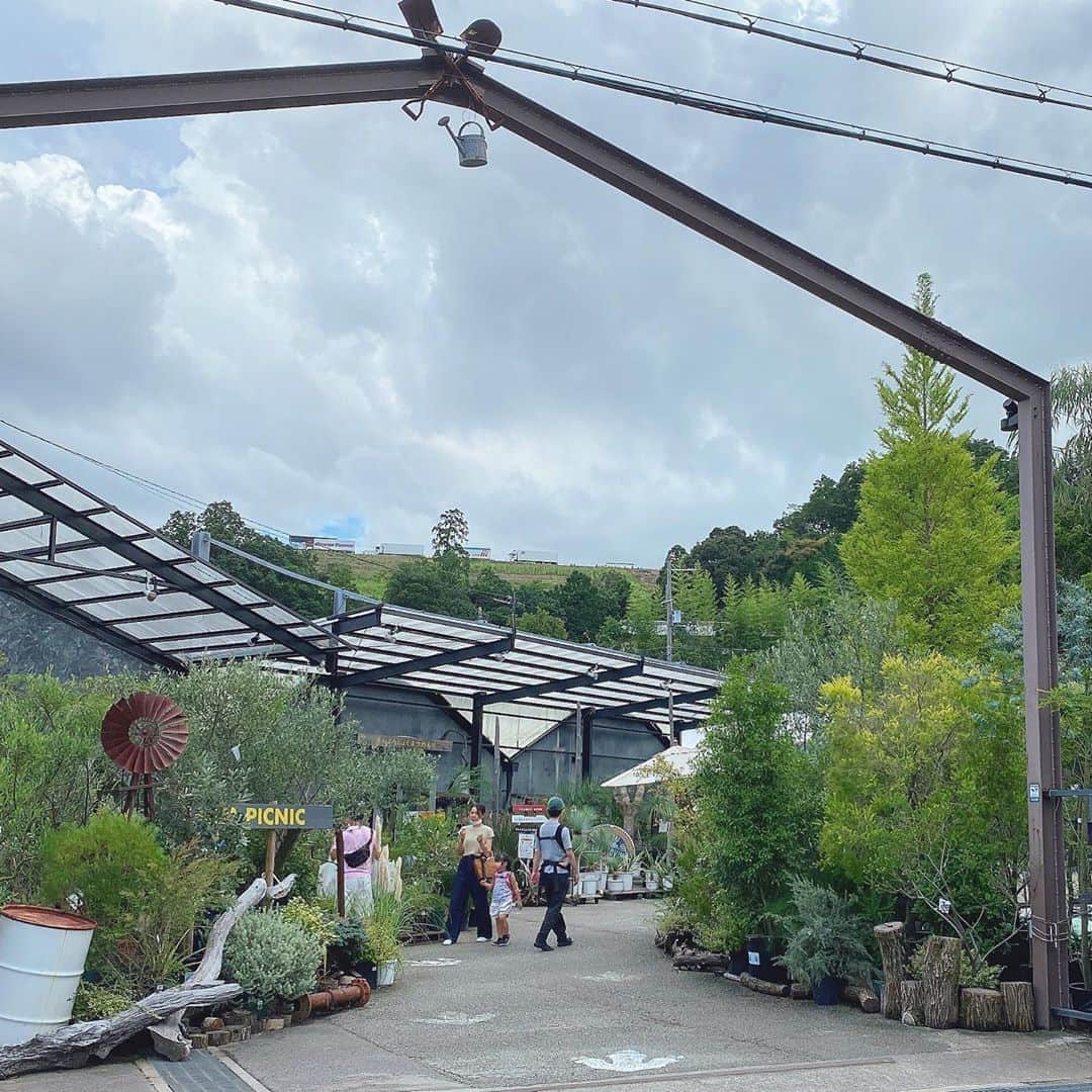 筒井愛実さんのインスタグラム写真 - (筒井愛実Instagram)「． the Farm universal🌿🏕🚗 ． ドッグラン付きのカフェがあって、ワンちゃん用のプレートランチもあるのでマメモチが大喜びする場所🐶🐶💕 写真も超ニコニコで可愛い☺️🤳♡ ． ドッグランは大型犬と小型犬で分かれてるし、人用の食事もとっても美味しいから私たちも大好き🤤🍕🍺←ビールもある🤫 ちなみにマナーウエアが必須です🚼 ． #thefarmuniversal #犬とおでかけ関西」9月29日 18時27分 - manamin_158cm