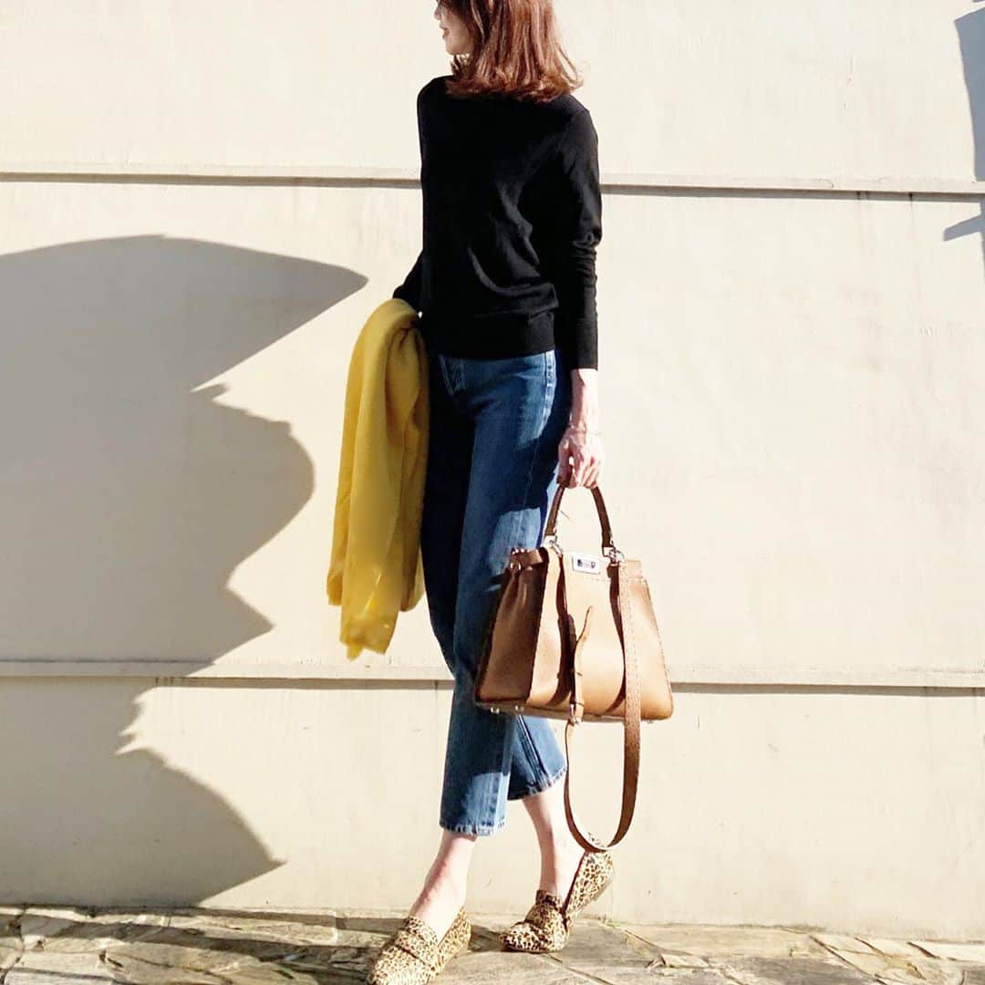 のインスタグラム：「𝑏𝑙𝑎𝑐𝑘 ユニクロニット . お気に入りのローファーに合わせて 今季はブラック！ #エクストラファインメリノクルーネックセーター  . 黒とデニム 似合うキャメルとイエローを足して🐪💛 . . 朝晩涼しくなりましたね！ 冷やさないようにお気をつけて🍁 . . . @uniqlo @uniqlo_ginza @uniqlo_with  #ユニクロニット部 #ユニクロニット族 #ユニクロコーデ  #エクストラファインメリノクルーネックセーター Mサイズ #uniqloginza2020FW #uniqlo2020fw  #ニットコーデ #PR #Locari」