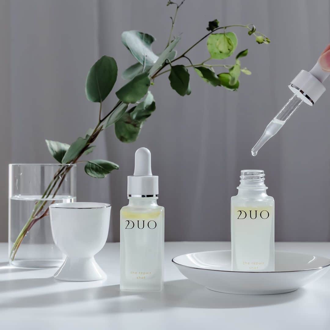 D.U.O.（デュオ）のインスタグラム：「⁠ ⁠ ⁠ 乾燥が気になり始める秋口🍁⁠ なぜか毛穴が目立ってきた…と思う人も多いのではないでしょうか。⁠ 実は、毛穴目立ちは乾燥による原因の一つ。⁠ ⁠ そんな毛穴目立ちの悩みには『ザ リペアショット』をどうぞ💁‍♀️⁠ 乾燥から引き起こされる肌トラブルに着目し、キメの整った滑らかな肌へと整える美容液です✨⁠ ⁠ 乾燥による隠れダメージに効率よく美容成分※1を届ける『Wブースト処方』を採用。使う前に振って使う二層タイプです💡⁠ �浸透※2型オイルが肌を柔軟化しながら、毛穴の通り道をひらき、その後にダメージケア成分が効率的に浸透※2します。⁠ ⁠ さらさらとしたテクスチャーのオイルで、シトラスフラワーのさっぱりとした香りです🍊🍋⁠ ⁠ ※1 整肌成分⁠ ※2 角質層まで⁠ ⁠ #DUO #デュオ #DUOコスメ #ザリペアショット⁠ #先行型美容液 #美容液 #毛穴 #ブースター #導入美容液 #乾燥 #肌トラブル #角質ケア #保湿ケア #毛穴ケア #ブースターケア #アラサー美容 #スキンケア好き #トーンアップ #コスメ部 #新作コスメ #限定コスメ #スキンケアマニア #コスメマニア #リピ買いコスメ #おこもり美容 #おうち美容 #ホームケア #ツヤ肌 #コスメ購入品」