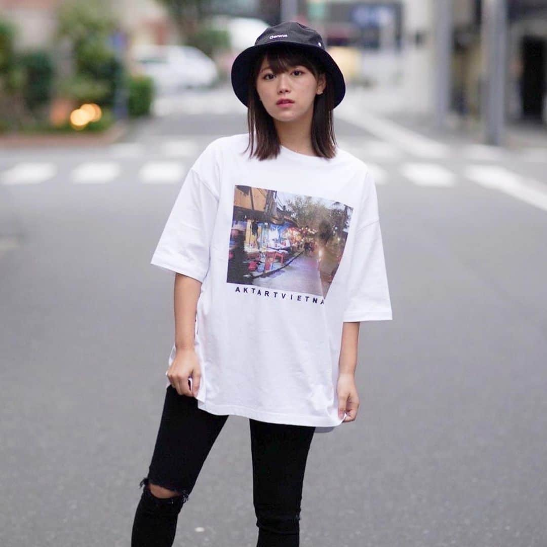 山内鈴蘭さんのインスタグラム写真 - (山内鈴蘭Instagram)「ちゅりちゃん(@akane_o8o)のRITA JEANS TOKYOさんコラボTシャツ🐥💓かわええ。Gorurunバケハ合わせた。かわええ🥺 ． ． プリントが鮮やかだから シンプルなのに個性があって素敵😊 受注締め切りが10月1日だってよん！！ ． ． ちゅりたん、いつか私ともコラボしてねん😜💓 ． ． #ritajeanstokyo #Tシャツ #ロンT #Tシャツコーデ #バケットハット #スキニー #バケハコーデ #シンプルコーデ  #高柳明音 ちゃんのコラボTシャツ💓 #Gorurun #ごるらんコーデ #私服 #お洋服 #今日のコーデ」9月29日 18時30分 - xxsuzuranxx