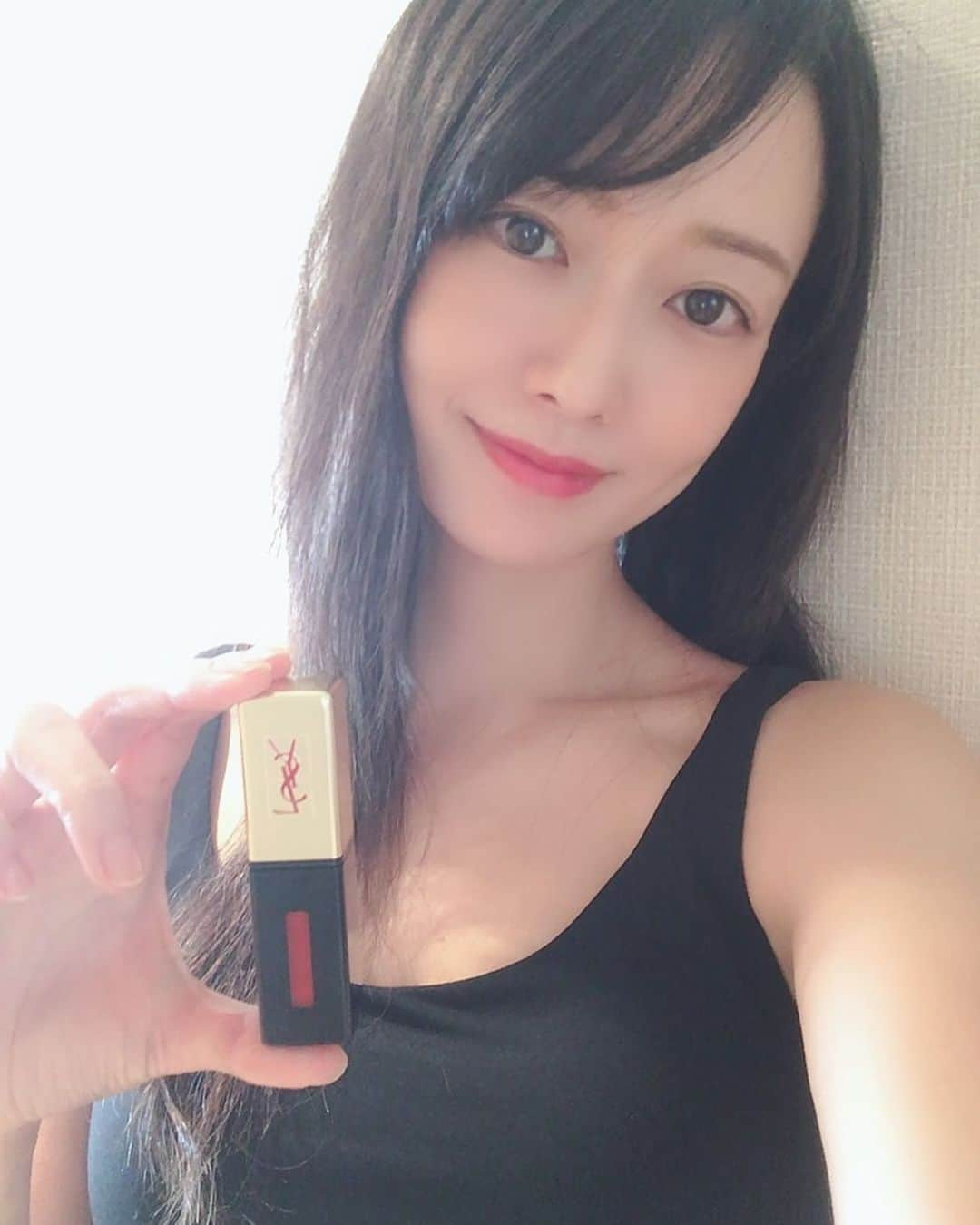 吉山りささんのインスタグラム写真 - (吉山りさInstagram)「💋吉山りさの 勝手にオススメ美容アイテム🥰  今日は イヴサンローランの 💎 『 ルージュ ピュールクチュール ヴェルニ』  💄💋  数年前に何となく買ったら  凄く良くてリピート😂💄💕  ✨✨✨  唇が荒れにくいし  裏技の  塗ってティッシュオフ×3回繰り返し  で落ちにくい🥰💋  ✨✨✨  もともと唇の色はある方だけど  ドレスコードのあるレストランや  気分転換に勝手にオススメ〜💋✨  #吉山りさ  #勝手にオススメ美容アイテム #美容 #コスメ #化粧品 #💄 #lips #💋 #イヴサンローラン #yvessaintlaurent #makeup #instacosmetics #cosmetics #instamakeup #ysl #勝手にオススメ   #beauty #美 #アラフォーママ #アラフォー #唇ケア #美肌ケア  #メイク #裏技    #ルージュ #rouge #ルージュピュールクチュールヴェルニ」9月29日 18時31分 - oreorerisa