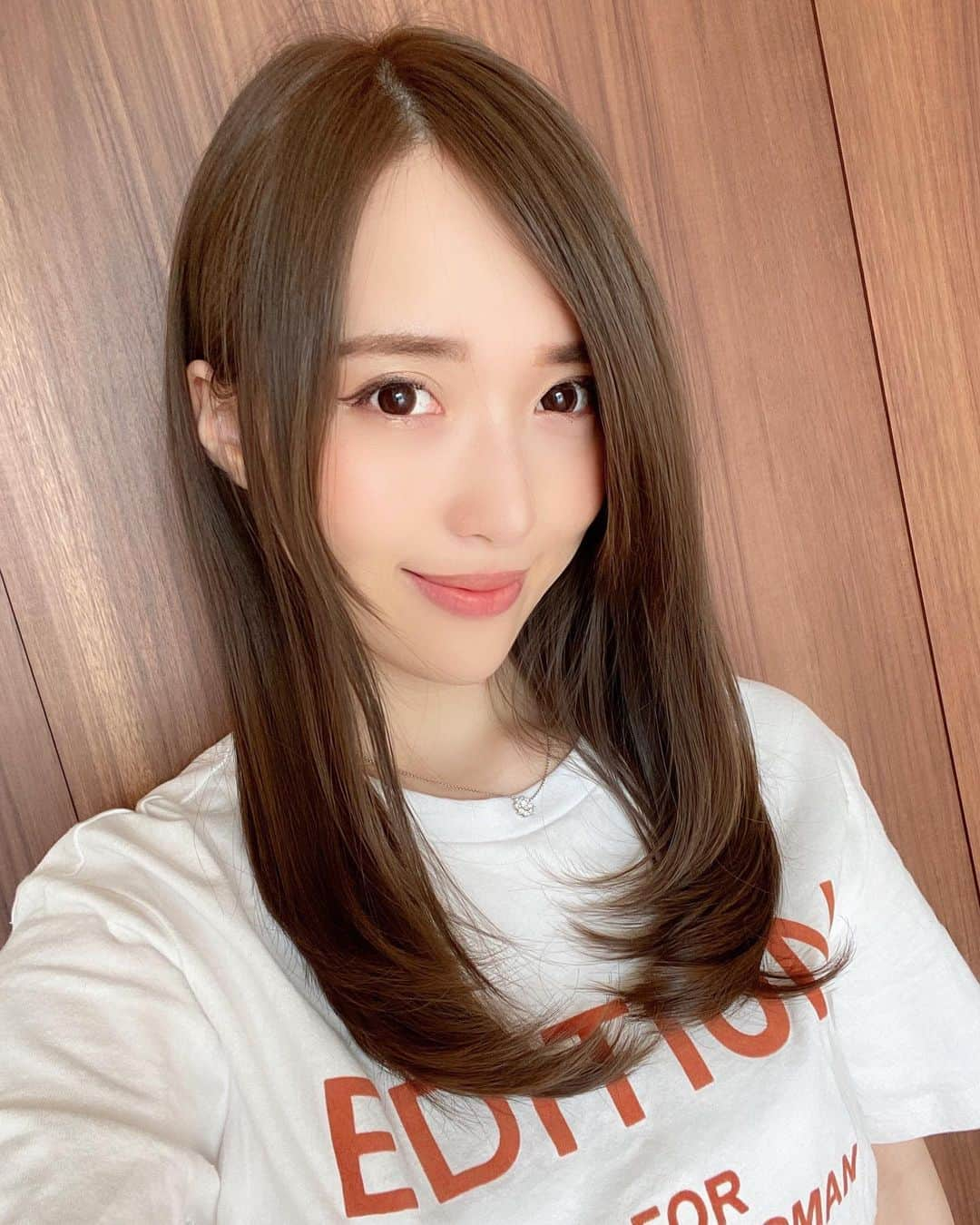 岡英里さんのインスタグラム写真 - (岡英里Instagram)「ヘアカラーしてきたよ💓  いつもかなり色を落ち着かせてるんだけど、今回はそこまで暗めにせず、程よい落ち着き具合に調整して頂きました✌️  めちゃめちゃ綺麗な色味で大満足😘  さすが @fusionistcolor の達人、榛葉さん @air_t_shinba です☺️✨  そして #プラチナプレミアムトリートメント でしっかりケア😌したので髪の艶が物凄い🤣笑  秋の始まりにぴったりのカラーで本当大満足🥺💕  榛葉さんいつもありがとうございます❣️  #air #銀座 #airGINZAcentral #美容室 #ヘアーサロン #ヘアカラー #フュージョニスト #フュージョニストカラー #fusionist #fusionistcolor #透明感 #色味 #素晴らしい #綺麗 #キレイ #褒められる髪 #モテカラー #髪質改善 #トリートメント #セレクタープロファイブ #艶 #艶髪 #美髪 #モテ髪 #かわいい #可愛い #サラサラヘアー #japanese」9月29日 18時41分 - okaeri0424