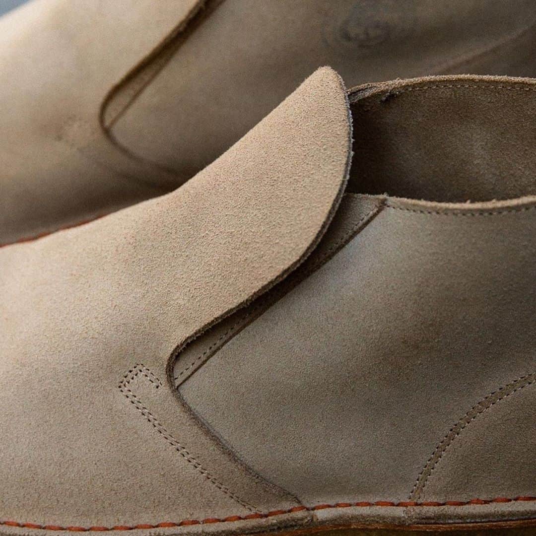 BEAMS MENさんのインスタグラム写真 - (BEAMS MENInstagram)「Clarks Originals × BEAMS 『Desert Boots Inside Out』 10.3（Sat）Release ・ 今年で誕生７０周年となるClarks Originalsの代表モデル”Desert Boot”を裏返しにしたBEAMS別注モデルが登場します。サンドスエードのカラーリング、オレンジステッチ、クレープソールはそのままに、アッパーを大胆にも裏を表にした斬新なデザインをお楽しみください。10月3日（土）よりBEAMS公式オンラインショップと全国の各店舗にて発売します。 ・  BEAMS bespoke model that turned over the representative model "Desert Boot" of Clarks Originals, which will be the 70th anniversary of its birth this year, will appear.  Enjoy the innovative design with the upper boldly turned upside down, while retaining the sand suede coloring, orange stitching and crepe sole.  It will be on sale at BEAMS official online shop and each store nationwide from Saturday, October 3rd. …  #clarksoriginals #BEAMS #クラークス #ビームス  @clarksoriginals @beams_official」9月29日 18時35分 - beams_mens_casual