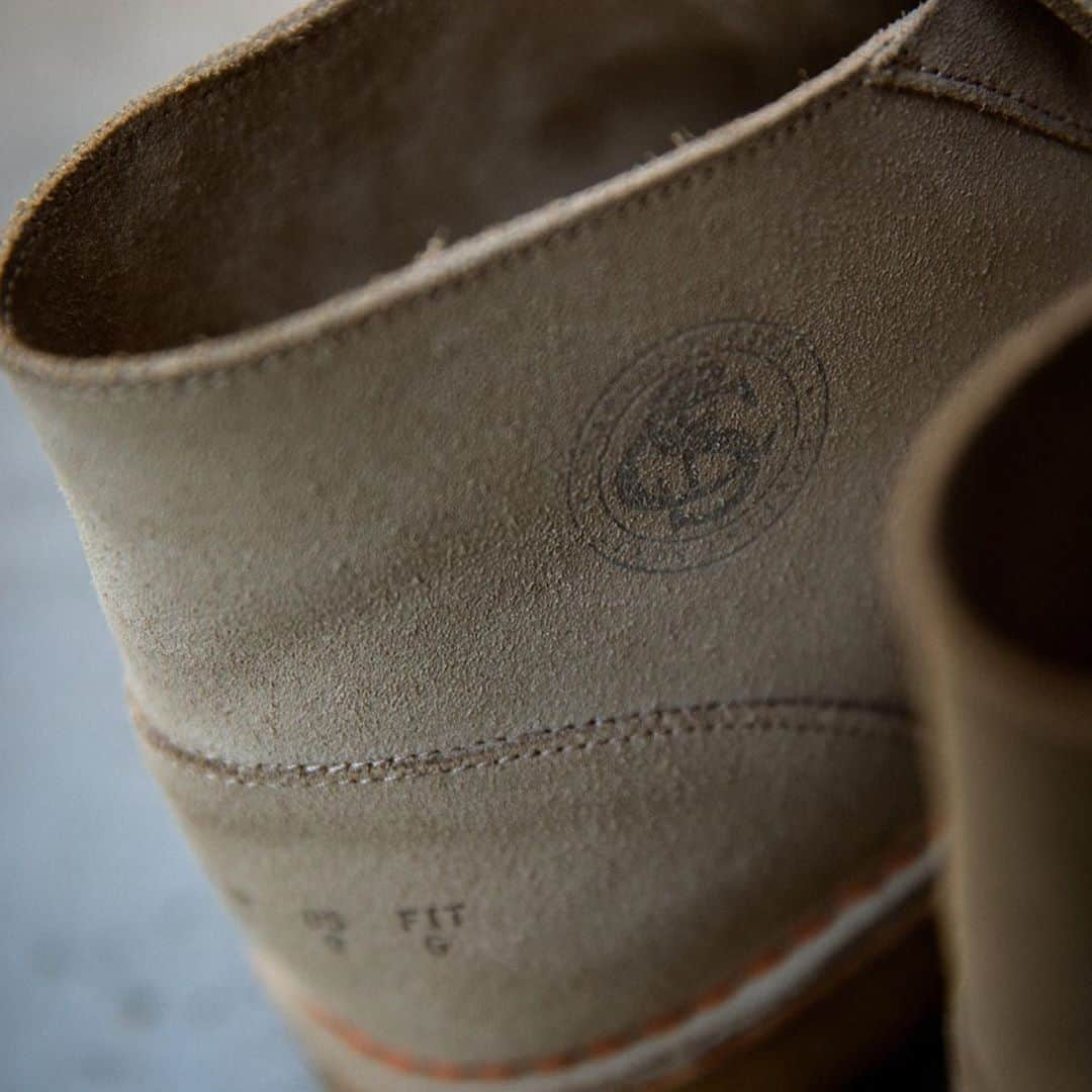 BEAMS MENさんのインスタグラム写真 - (BEAMS MENInstagram)「Clarks Originals × BEAMS 『Desert Boots Inside Out』 10.3（Sat）Release ・ 今年で誕生７０周年となるClarks Originalsの代表モデル”Desert Boot”を裏返しにしたBEAMS別注モデルが登場します。サンドスエードのカラーリング、オレンジステッチ、クレープソールはそのままに、アッパーを大胆にも裏を表にした斬新なデザインをお楽しみください。10月3日（土）よりBEAMS公式オンラインショップと全国の各店舗にて発売します。 ・  BEAMS bespoke model that turned over the representative model "Desert Boot" of Clarks Originals, which will be the 70th anniversary of its birth this year, will appear.  Enjoy the innovative design with the upper boldly turned upside down, while retaining the sand suede coloring, orange stitching and crepe sole.  It will be on sale at BEAMS official online shop and each store nationwide from Saturday, October 3rd. …  #clarksoriginals #BEAMS #クラークス #ビームス  @clarksoriginals @beams_official」9月29日 18時35分 - beams_mens_casual