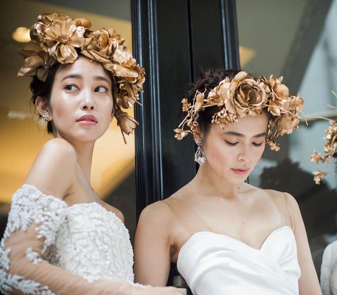 JUNOのインスタグラム：「最愛の一日には 特別なヘアメイクを﻿ ﻿ 憧れのトップメゾンのコレクションを﻿ イメージソースにしたり﻿ ﻿ ウエディングのヘアメイクは﻿ もっと自由に おしゃれに﻿ あなたしか表現できないファッションを楽んで﻿ ﻿ #inesdisanto﻿ #MARCHESA﻿ #antonioriva﻿ #naeemkhan﻿ #inmaculada﻿ #kennethpool﻿ #zacposen﻿ #juno﻿ #junowedding﻿ #wedding﻿ #weddingdress﻿ #viktorandrolf ﻿ #ジュノ﻿ #ウエディング﻿ #ウェディング﻿ #ウエディングドレス﻿ #ウェディングドレス﻿ #ドレス﻿ #プレ花嫁﻿ #2020春婚﻿ #2020夏婚﻿ #2020秋婚﻿ #福岡花嫁﻿ #東京花嫁﻿ #九州花嫁﻿ #関東花嫁﻿ #神社挙式﻿ #神前式」