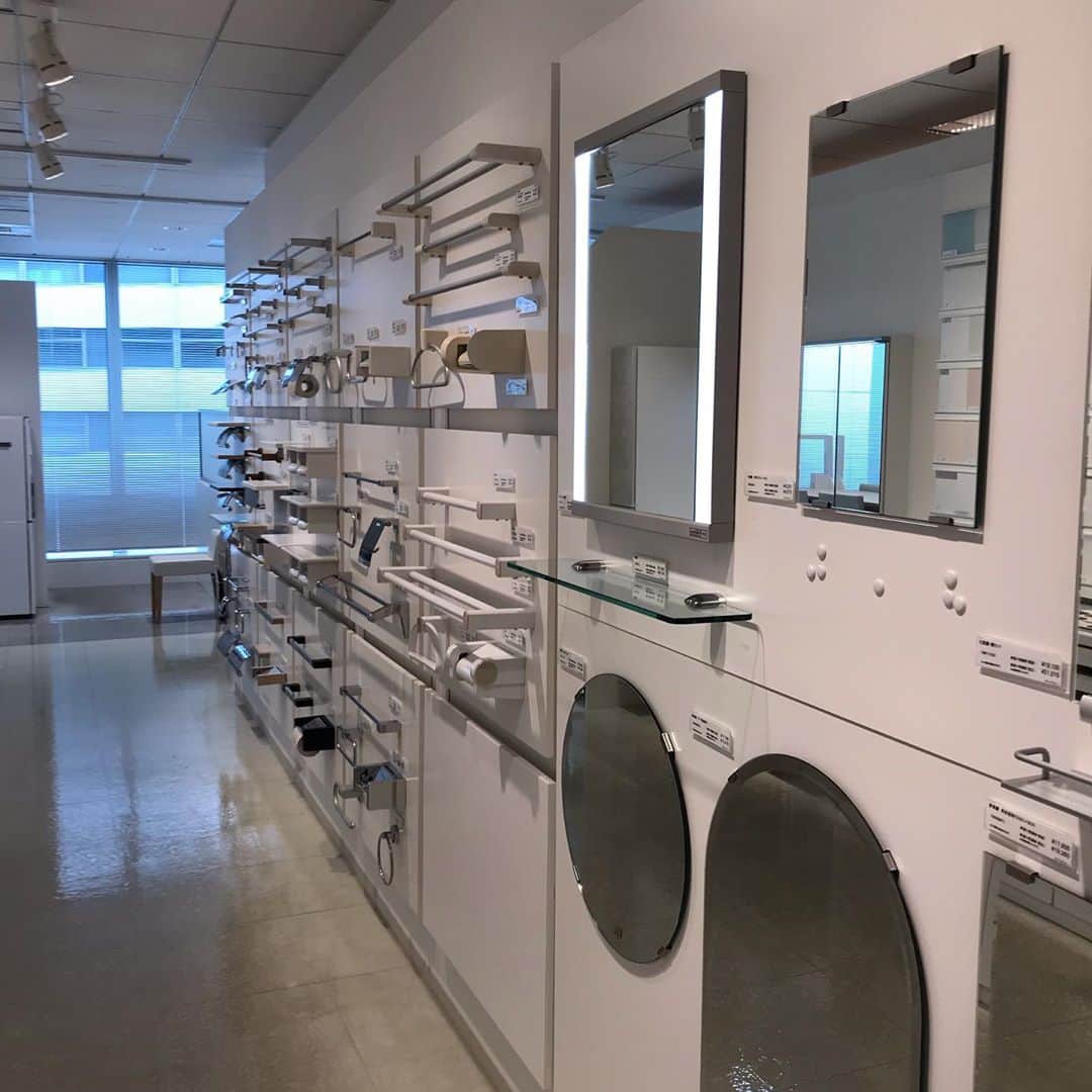 福田葉子さんのインスタグラム写真 - (福田葉子Instagram)「ショールーム、テンション上がるぅ〜！家のリフォームをすることになり水回りを見に来た。夢が広がるわあ。水栓ひとつ、タオル掛けひとつ取っても選択肢が多すぎてびっくり。タイルや壁紙も全然決まらない…。いやー楽しかった。コロナのせいでリフォーム依頼増えてるそうで大盛況でした。 #showroom #reform #fun #wow #リフォーム　#ショールーム　#水回り　#楽しい　#迷う」9月29日 18時39分 - yoyoyokoko