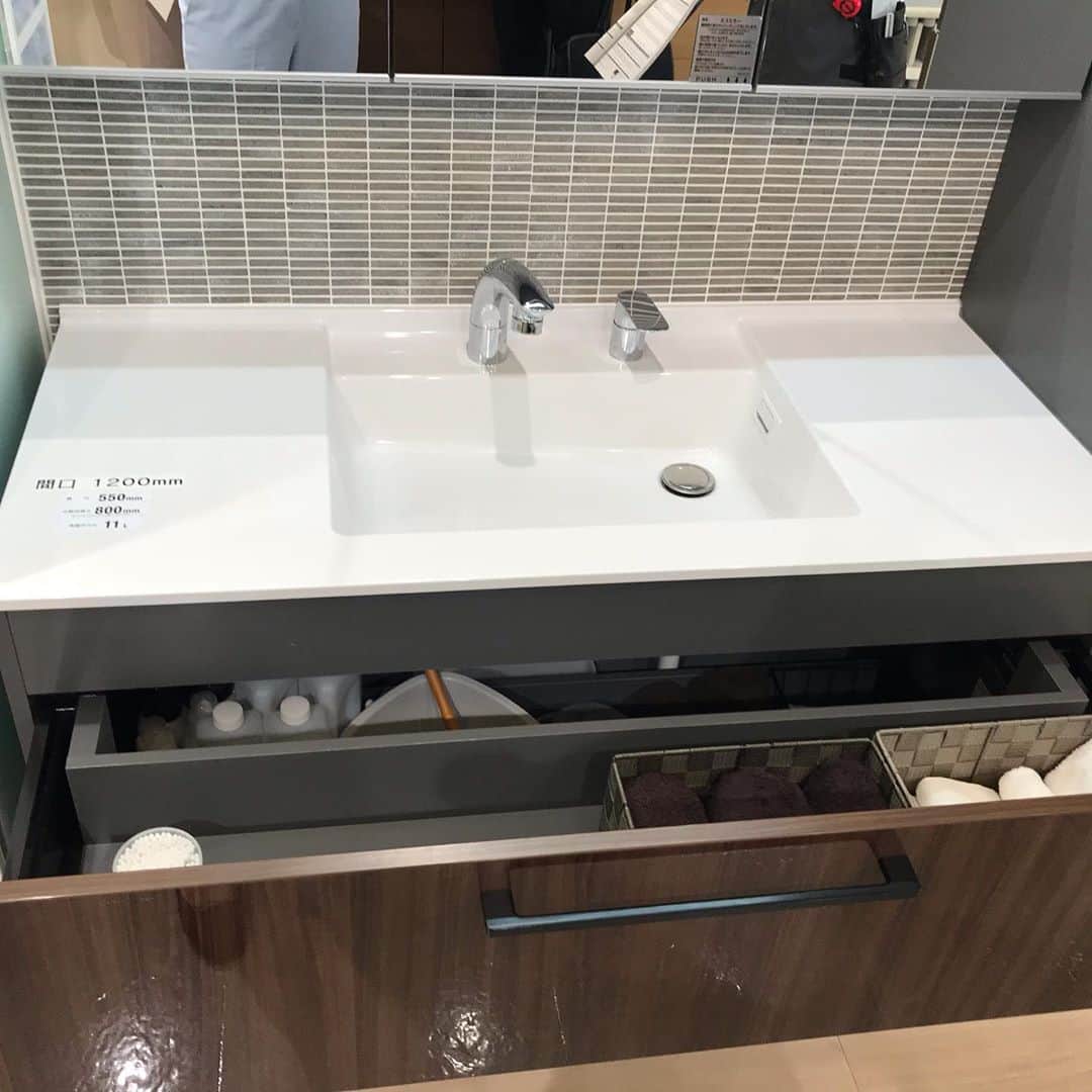 福田葉子さんのインスタグラム写真 - (福田葉子Instagram)「ショールーム、テンション上がるぅ〜！家のリフォームをすることになり水回りを見に来た。夢が広がるわあ。水栓ひとつ、タオル掛けひとつ取っても選択肢が多すぎてびっくり。タイルや壁紙も全然決まらない…。いやー楽しかった。コロナのせいでリフォーム依頼増えてるそうで大盛況でした。 #showroom #reform #fun #wow #リフォーム　#ショールーム　#水回り　#楽しい　#迷う」9月29日 18時39分 - yoyoyokoko