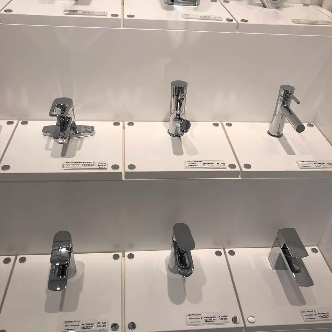 福田葉子さんのインスタグラム写真 - (福田葉子Instagram)「ショールーム、テンション上がるぅ〜！家のリフォームをすることになり水回りを見に来た。夢が広がるわあ。水栓ひとつ、タオル掛けひとつ取っても選択肢が多すぎてびっくり。タイルや壁紙も全然決まらない…。いやー楽しかった。コロナのせいでリフォーム依頼増えてるそうで大盛況でした。 #showroom #reform #fun #wow #リフォーム　#ショールーム　#水回り　#楽しい　#迷う」9月29日 18時39分 - yoyoyokoko