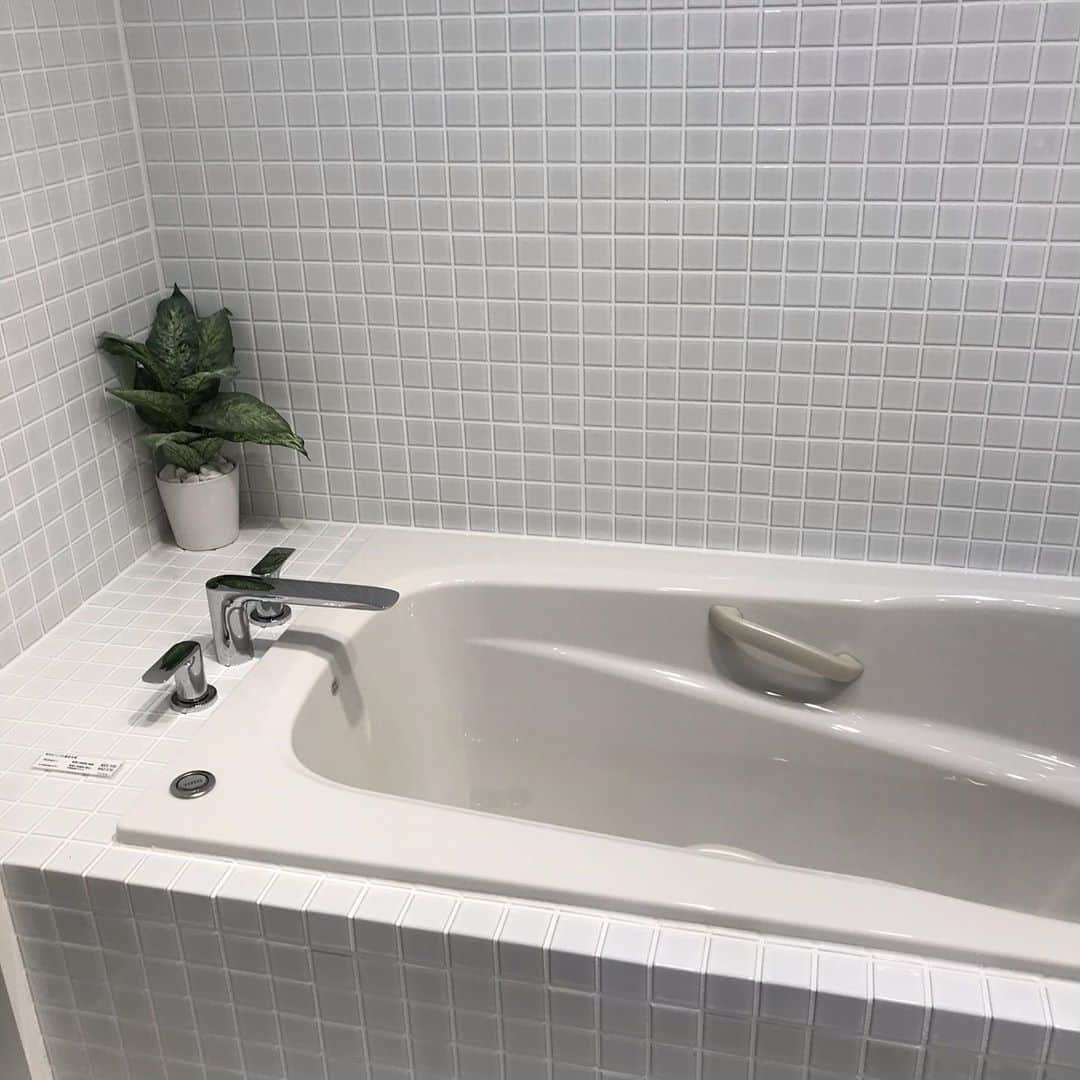 福田葉子さんのインスタグラム写真 - (福田葉子Instagram)「ショールーム、テンション上がるぅ〜！家のリフォームをすることになり水回りを見に来た。夢が広がるわあ。水栓ひとつ、タオル掛けひとつ取っても選択肢が多すぎてびっくり。タイルや壁紙も全然決まらない…。いやー楽しかった。コロナのせいでリフォーム依頼増えてるそうで大盛況でした。 #showroom #reform #fun #wow #リフォーム　#ショールーム　#水回り　#楽しい　#迷う」9月29日 18時39分 - yoyoyokoko