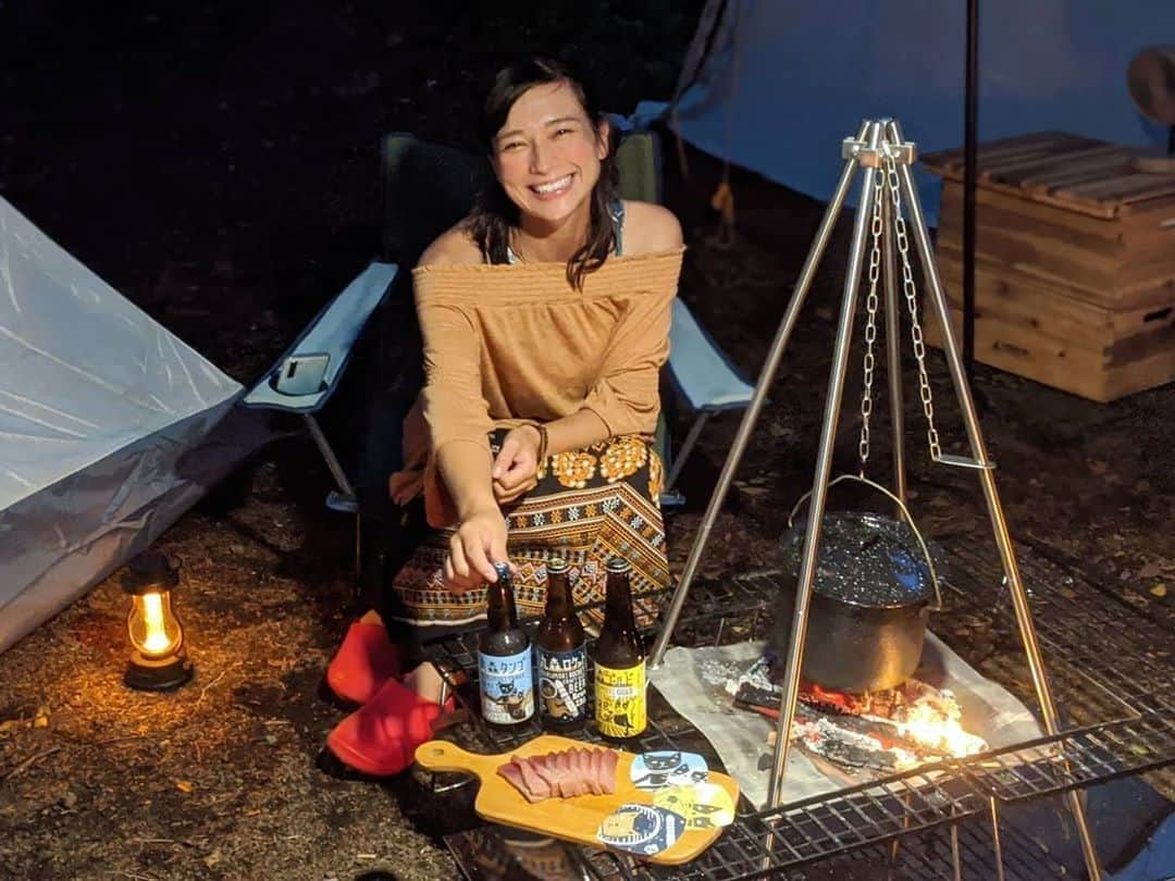 芳美リンさんのインスタグラム写真 - (芳美リンInstagram)「焚き火×クラフトビール×中トロ♥﻿ ﻿ たまにはお肉以外も食べるよ😀﻿ ﻿ とろっとろの中トロと、クラフトビールの相性は💮﻿ ﻿ クラフトビールは三種類飲み比べ。﻿ ﻿ すべて違うブリュワリーで作られいて、個性的。﻿ まろやかなもの、フルーティーなもの、ガツンとIPA。﻿ ﻿ どれも美味しいけど、﻿ 中トロには水色の丸森タンゴとのマリアージュが気に入りました。🍻﻿ ﻿ 猫ちゃんラベルもかわいー♥﻿ ﻿ ﻿ 中トロは冷凍で届いて、凍ったままクーラーボックスで持っていったら、キャンプ場につくころには、ちょうどよく解凍されていました👏﻿ ﻿ 冷凍とは思えない美味しさ♥🐟﻿ ﻿ ﻿ ﻿ @maruphoria﻿ #MARUPHORIA #マルフォリア #お米のクラフトビール #猫とビール #丸森町 #猫 #クラフトビール #pr #トリドリベース﻿ @inaseri_toyosu #いなせり市場#中トロ#懸賞生活﻿ #キャンプ#captionstag#鹿番長#アウトドア女子﻿#撫岳荘#キャンプ飯﻿#焚き火#takibipic #オシャキャン掲載希望 #キャンジョ #campzine掲載希望 #vastlandリポート #lantern_smile #キャンメシ」9月29日 18時39分 - lynn.lynn5