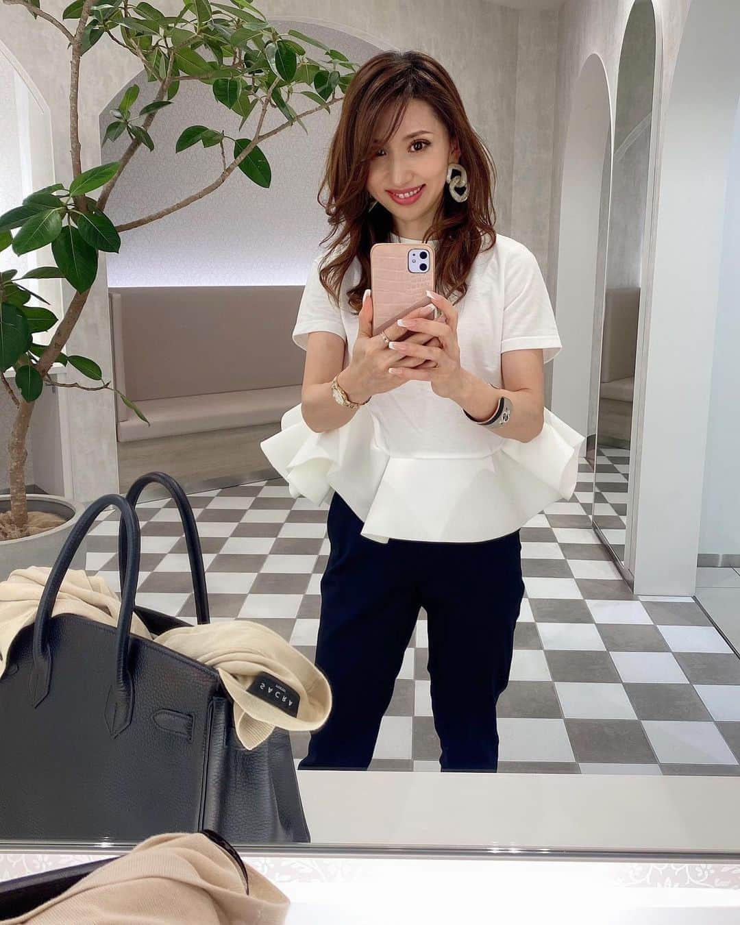 のインスタグラム：「♡_  こんばんは🌙  先週のお気に入り半袖コーデを駆け込みpost笑  でもこの日は肌寒くて スワイプ3枚目はカーデを羽織ってます♡  パンツ：#プラステ#plst @plst_official  カーディガン：#sacra @sacraofficial   いつもいいねありがとうございます♡  #きれいめコーデ #きれいめカジュアル #おちびコーデ #Sサイズコーデ #低身長コーデ #プチプラコーデ #お洒落さんと繋がりたい #アラフォーコーデ #アラフィフコーデ #アラフィフ #アラフィーコーデ #50代コーデ #jマダムのおしゃれ #美容モデル #ミセスモデル #読者モデル #大人女子 #美魔女 #着回しコーデ #自撮り #自撮り女子 #plstアンバサダー #ponte_fashion #mineby3mootd #ootd_kob」