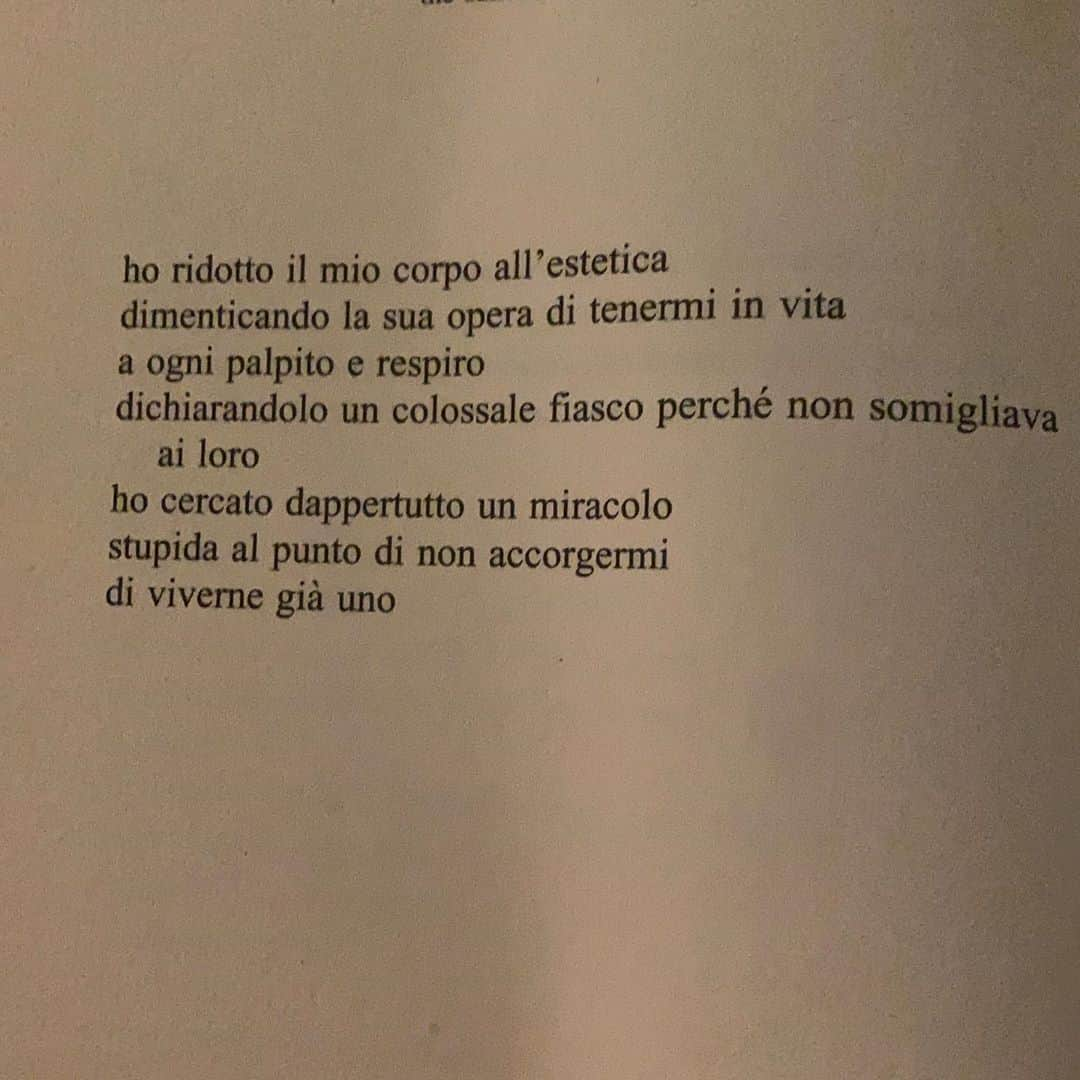 アリーザさんのインスタグラム写真 - (アリーザInstagram)「Se mi ami #coomingsoon   GRAZIE @rupikaur_  Per queste parole nuove capaci di cambiare me e il mondo intero. #rosalbapippa #bodypositive #people #guerrieridellaluce #bethelovegeneration #ricominciareancora LINK (sempre ) in BIO.」9月30日 5時36分 - arisamusic